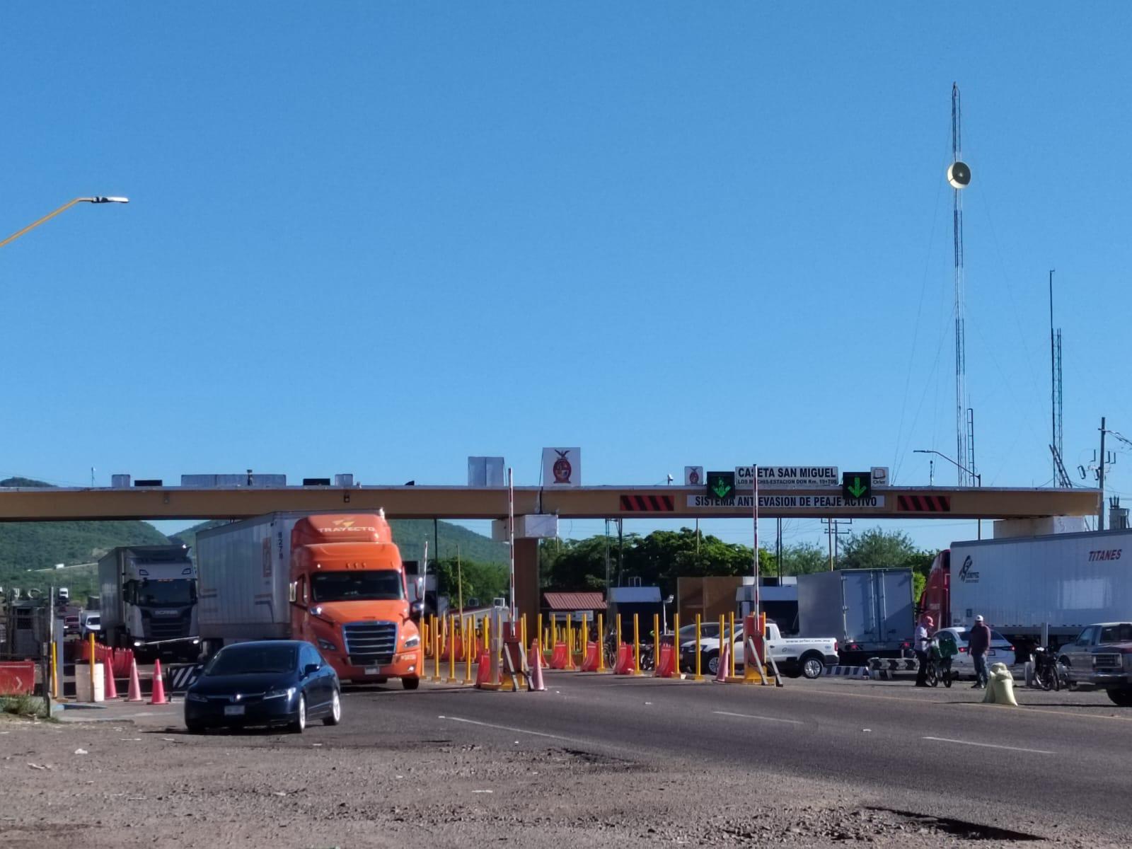$!Liberan caseta de peaje en San Miguel Zapotitlán; productores condicionan liberación de otras casetas al pago de apoyos prometidos