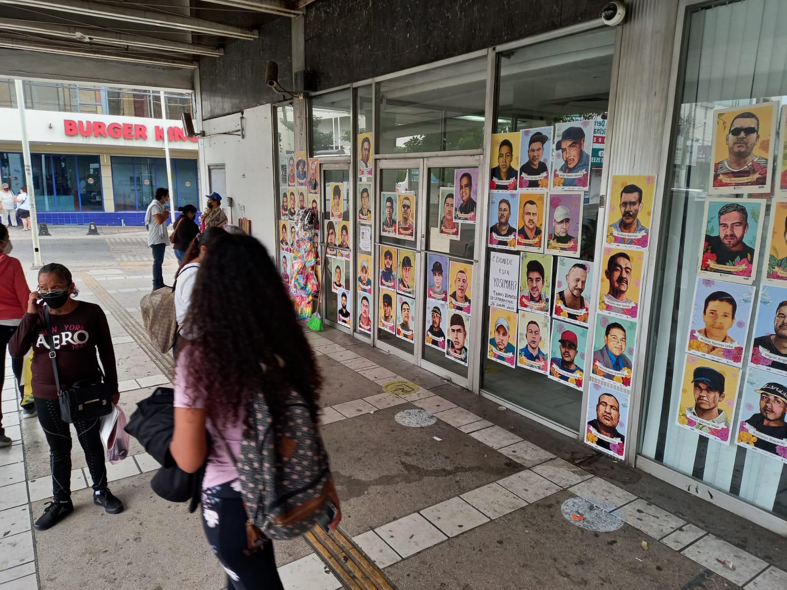 $!Sabuesos Guerreras pega rostros de desaparecidos en centro de Culiacán; ‘esto es activismo puro’, recalcan