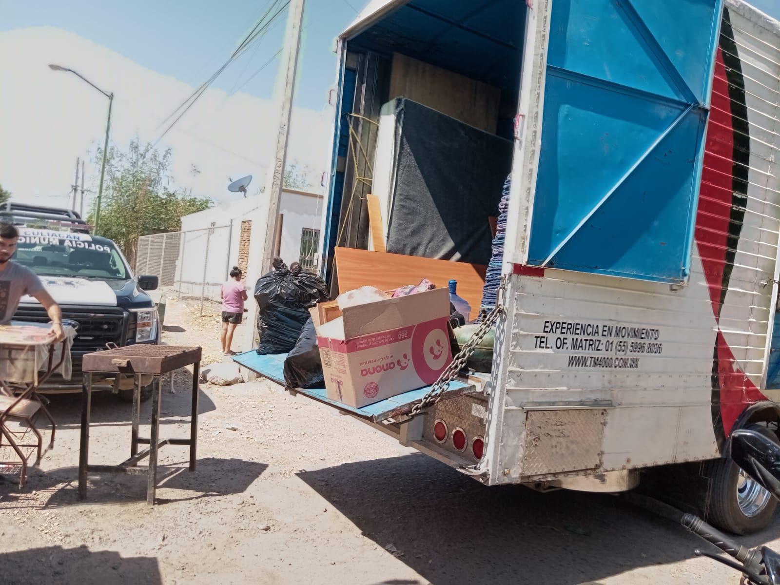 $!Desalojan a familias de Culiacán que invadían casas en Santa Rocío