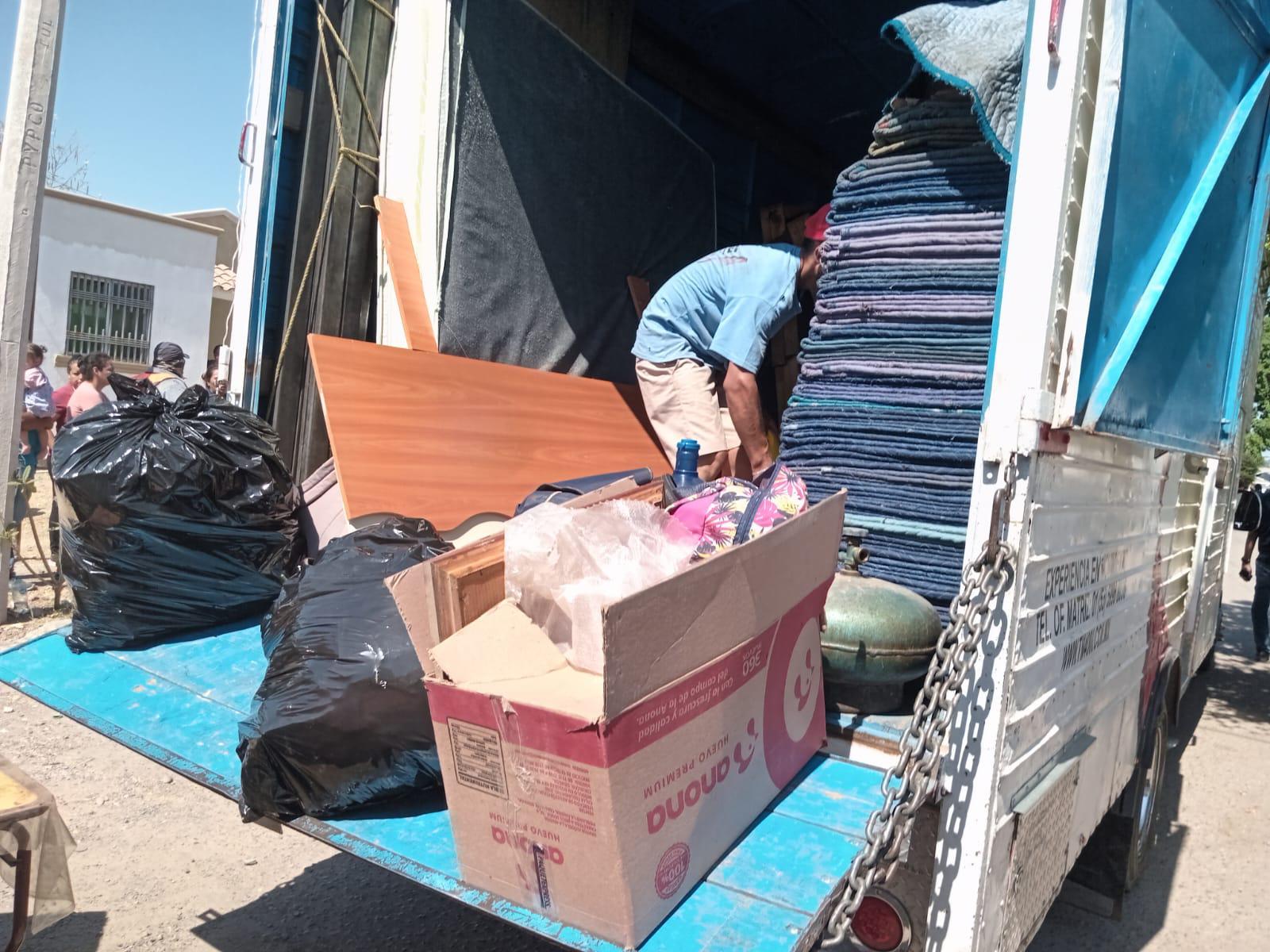 $!Desalojan a familias de Culiacán que invadían casas en Santa Rocío