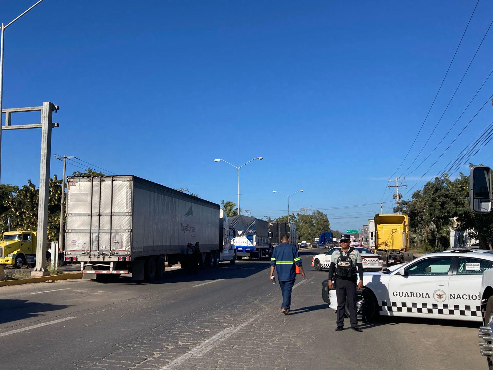$!Traileros se manifiestan en Mazatlán por inseguridad en carreteras