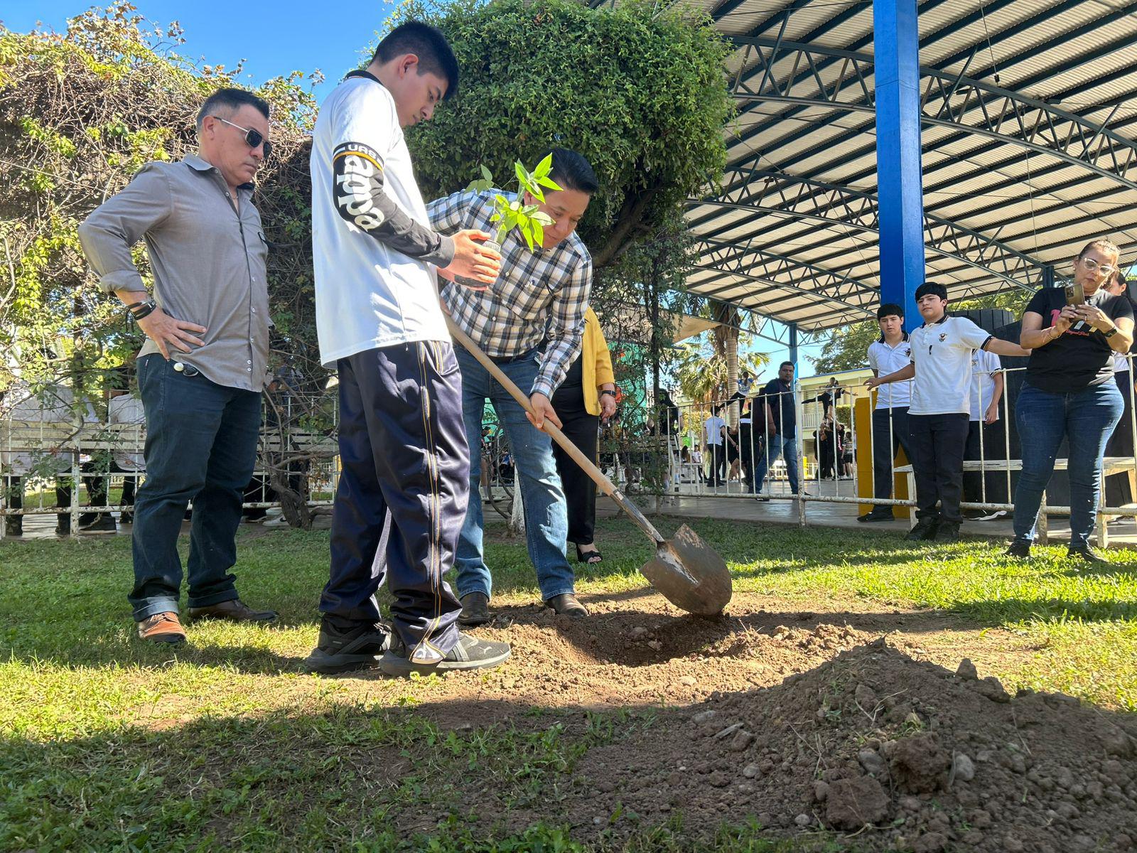 $!Comunidad estudiantil despide a Ricardo Mizael en preparatoria donde cursaba sus estudios