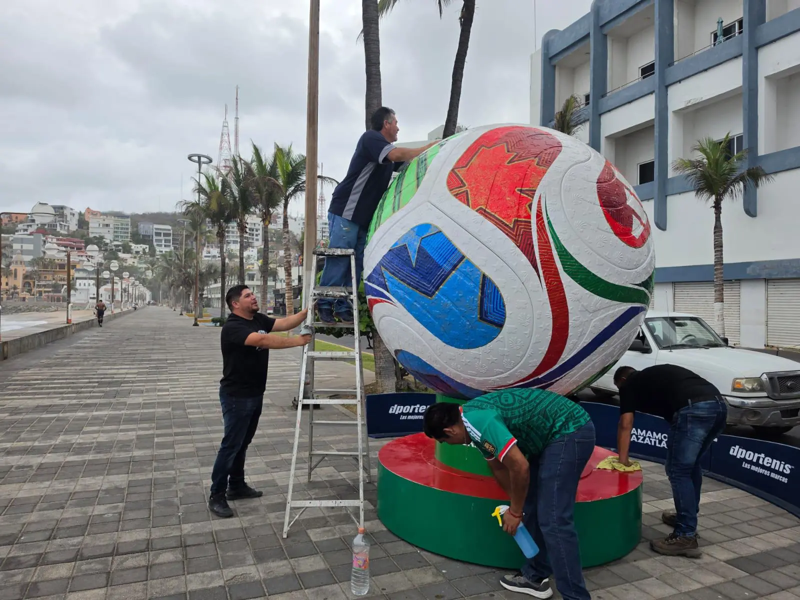 $!Nadia coloca fotos de su hermana Cecilia y de Cristina en el balón de futbol en Olas Altas y la detiene la policía, en Mazatlán