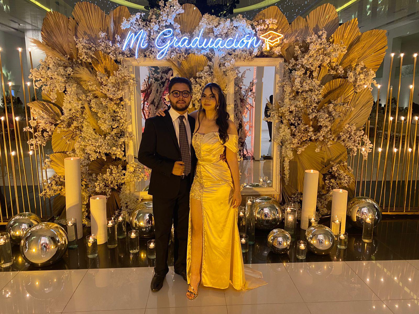$!Juan Pablo Arano Aldana felicita a su novia, la recién graduada Kímberly Laura.