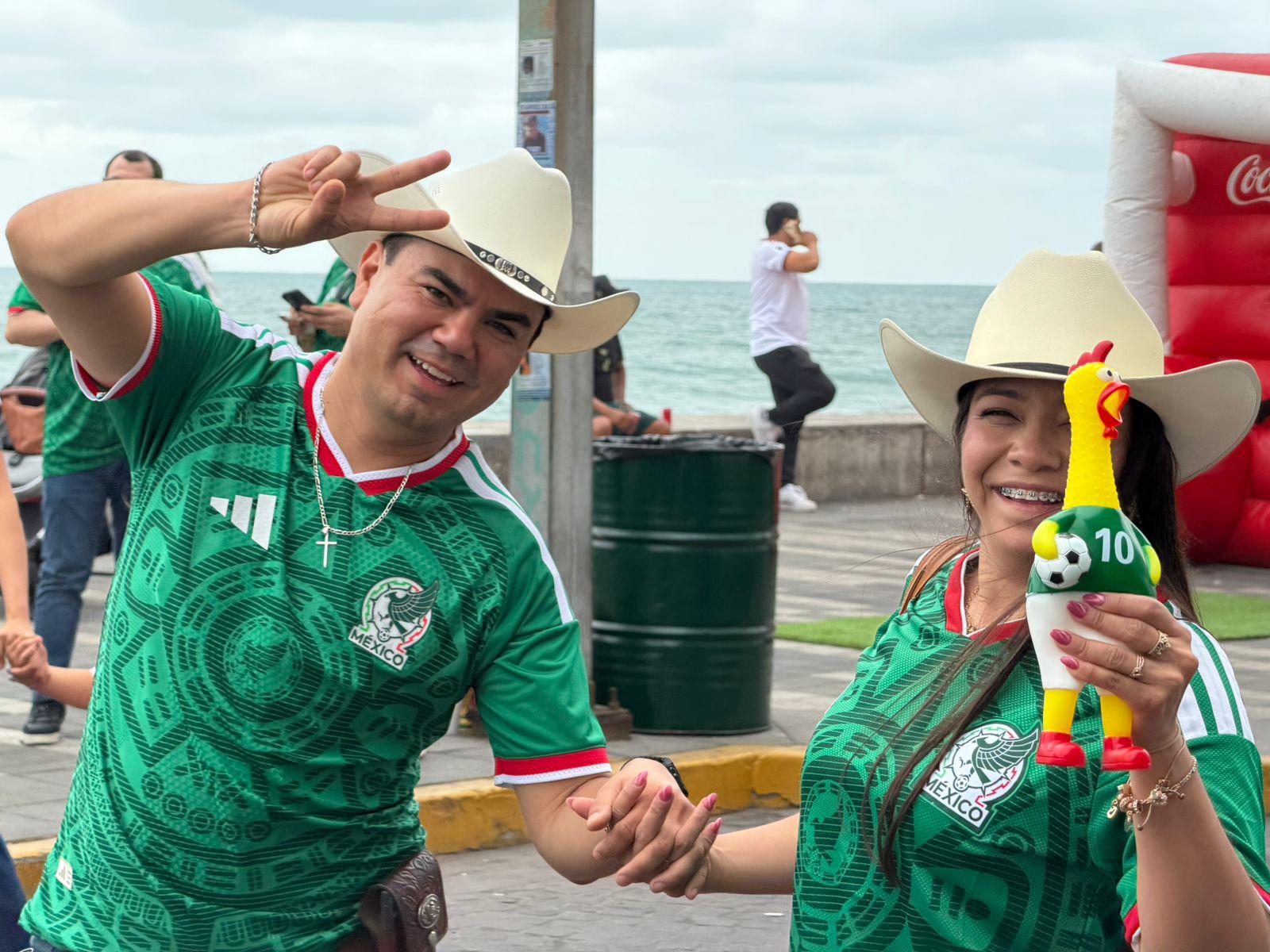 $!Visitantes nacionales se sumaron a la fiesta tricolor en Olas Altas.