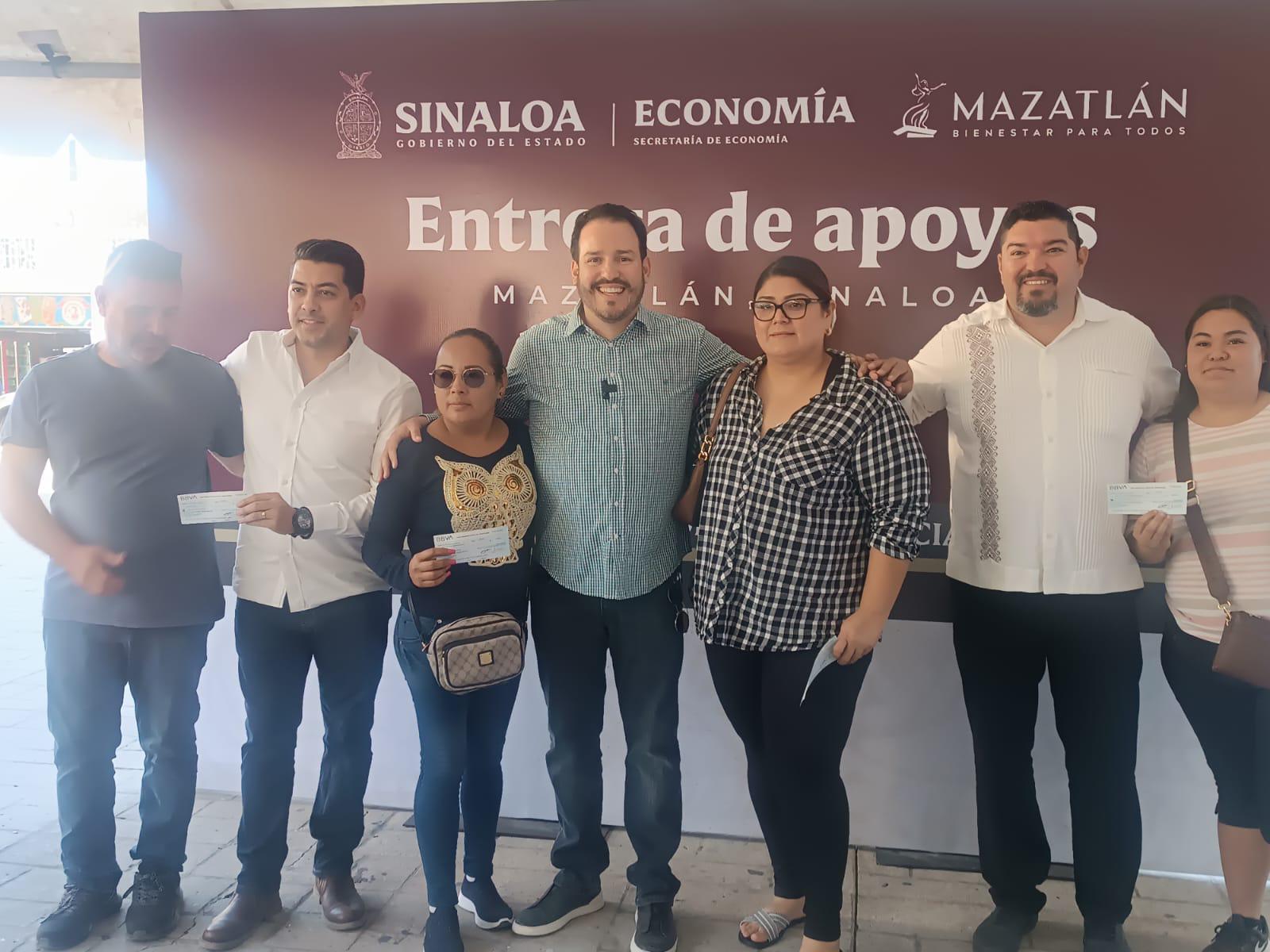 $!Cumple Secretaría de Economía con vendedores de alimentos y otorgan más de 300 apoyos económicos