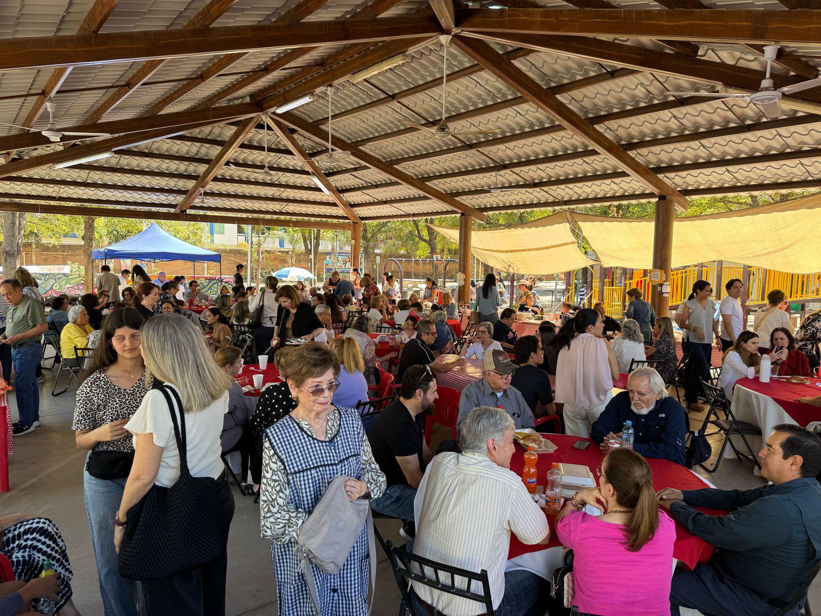 $!Conviven en kermés para ayudar al Templo de la Sagrada Familia