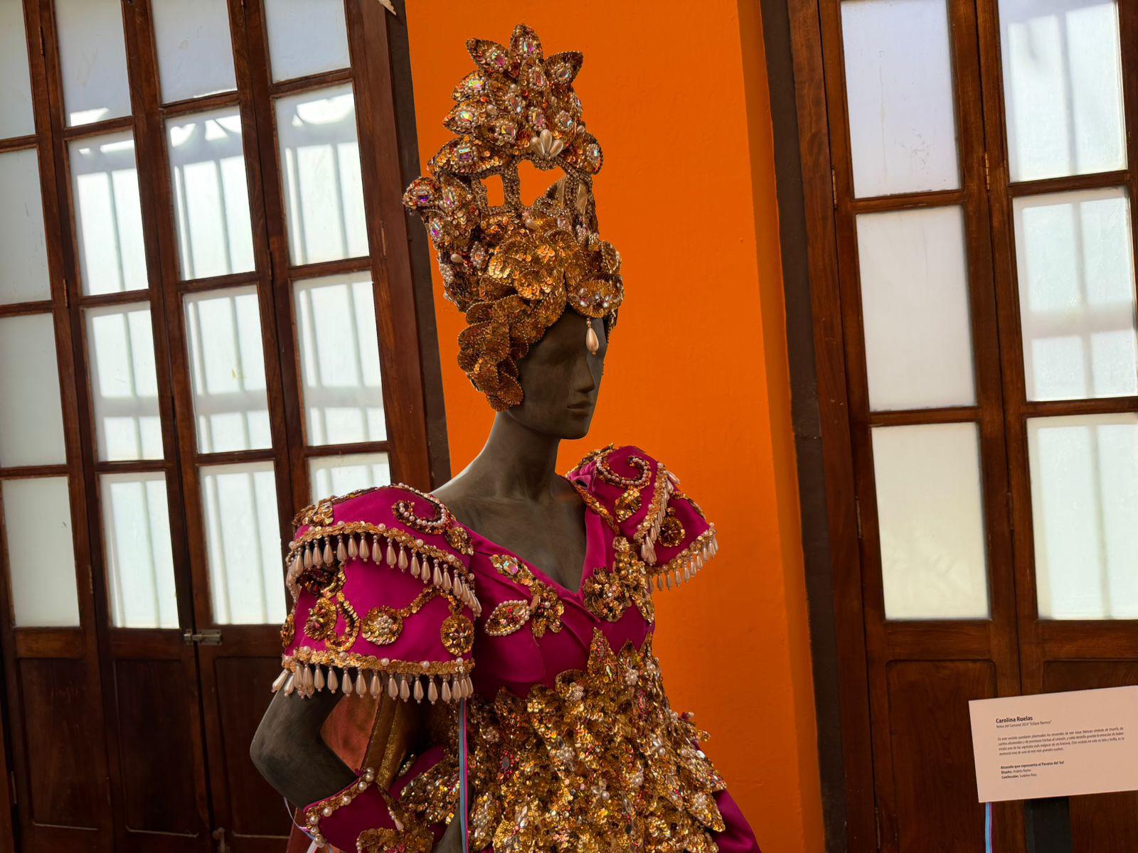 $!‘Recuerdos y Nostalgia’ reúne la memoria del Carnaval de Mazatlán en una exposición de vestidos reales