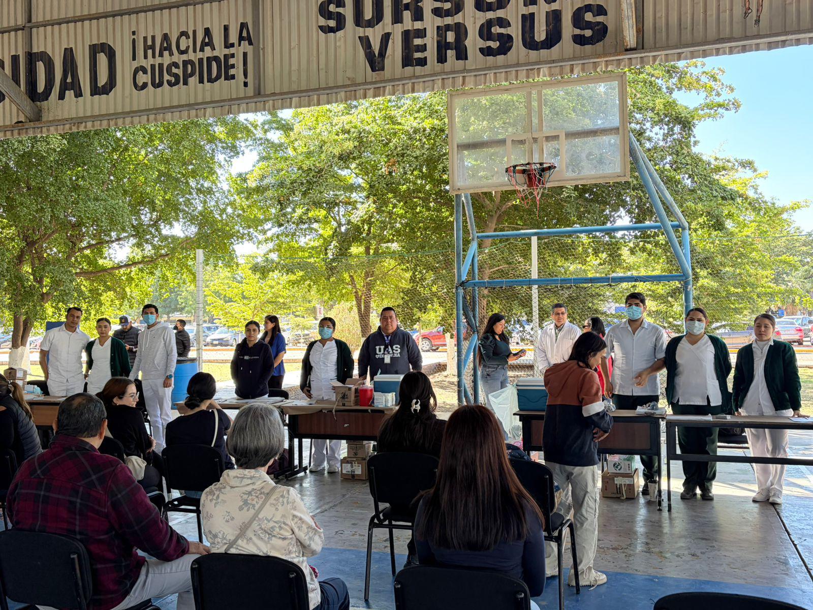 $!Sinaloenses acuden a macrocentros para vacunarse contra el sarampión