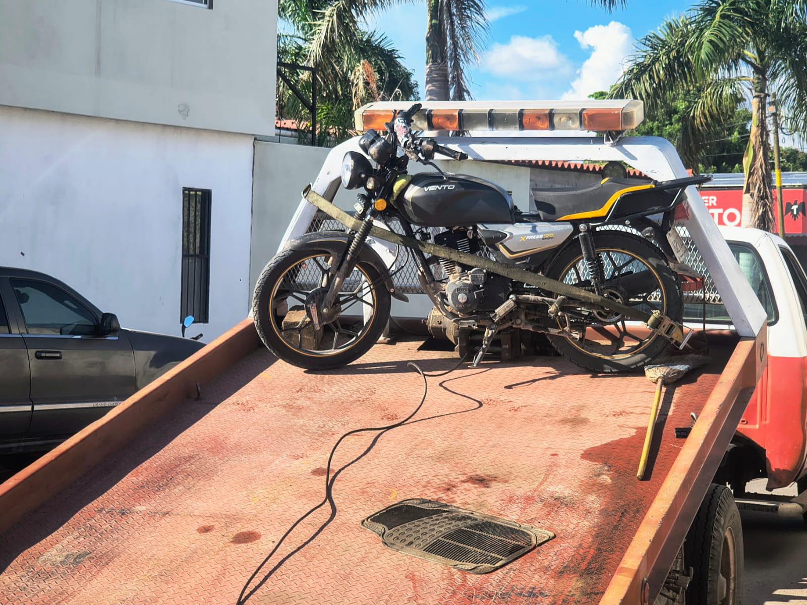 $!Conductor se pasa alto y choca contra un motociclista en el sector Canteras, en Los Mochis