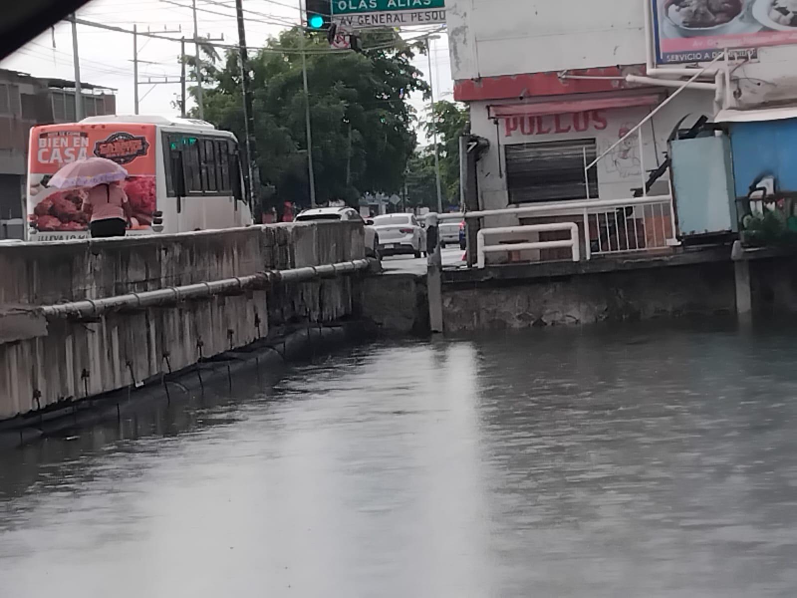 $!Se desborda agua del Estero del Infiernillo a vialidades aledañas