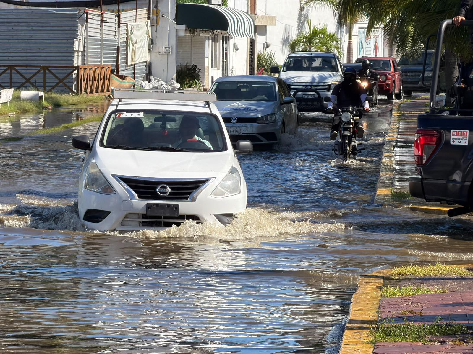 $!Desborde de Laguna del Camarón inunda vialidades y oculta riesgos en Mazatlán