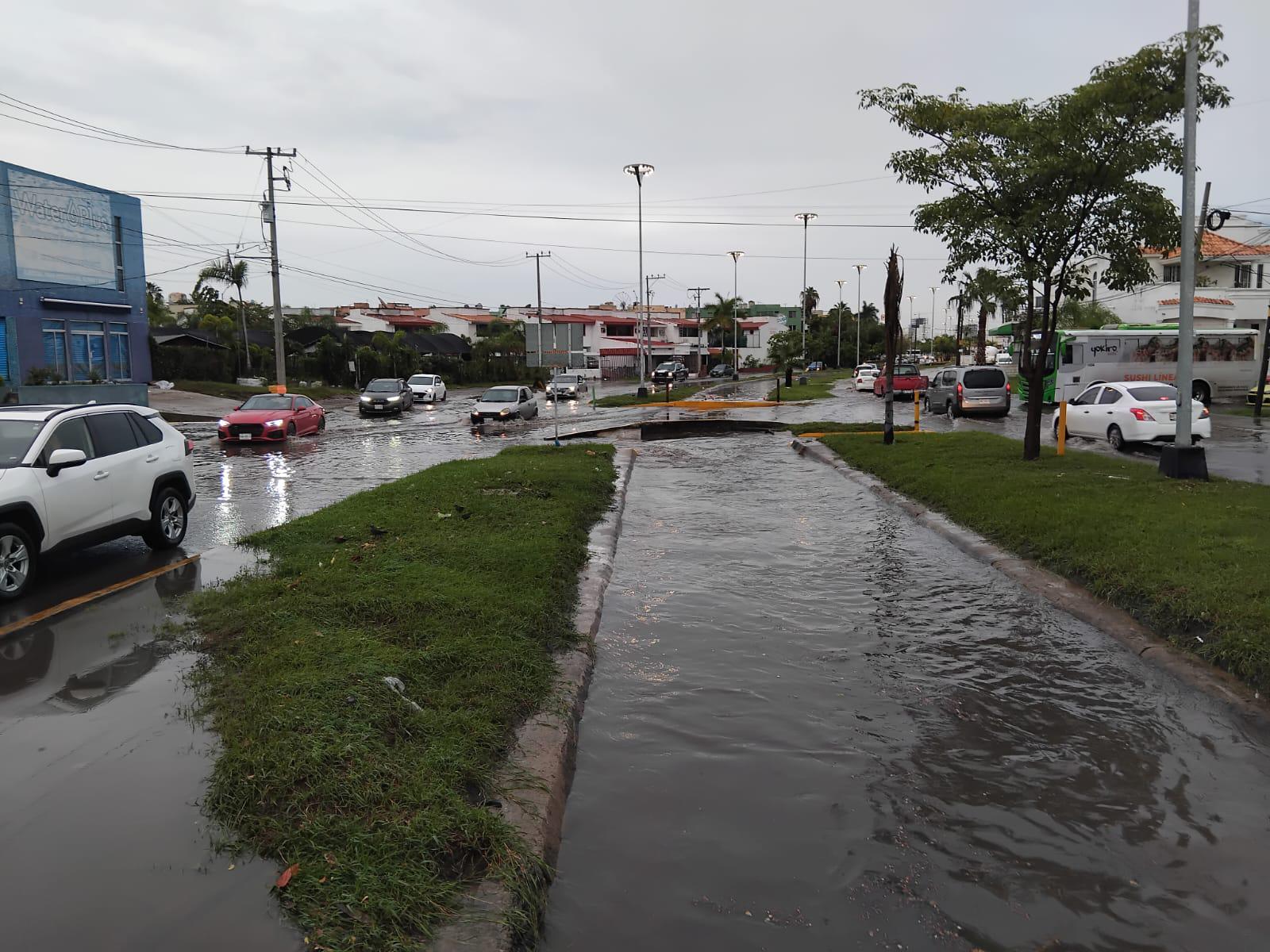 $!Azotan fuertes lluvias con actividad eléctrica en Mazatlán