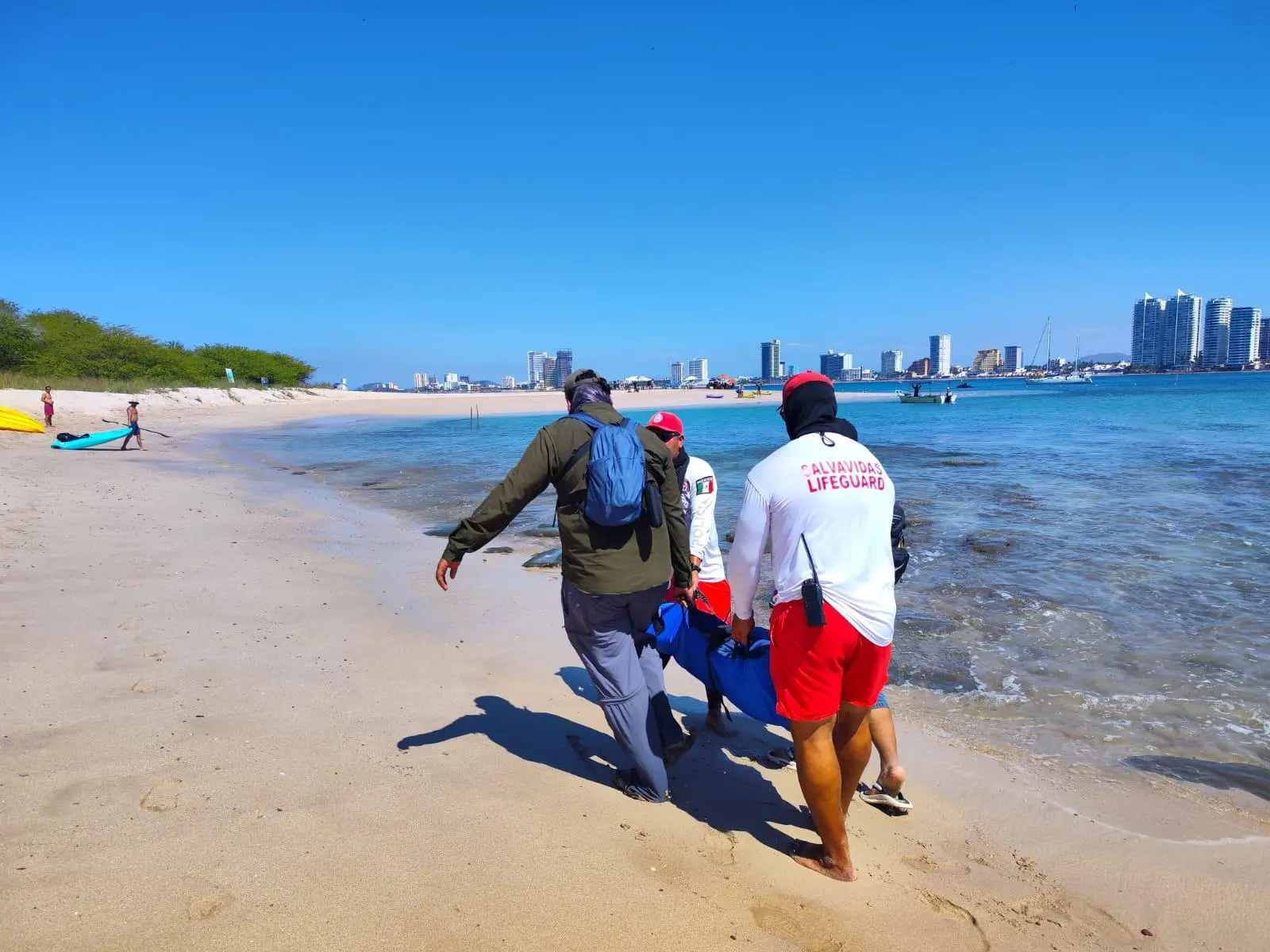 $!Escuadrón de Salvamento Acuático rescata a mujer lesionada en Isla de Venados