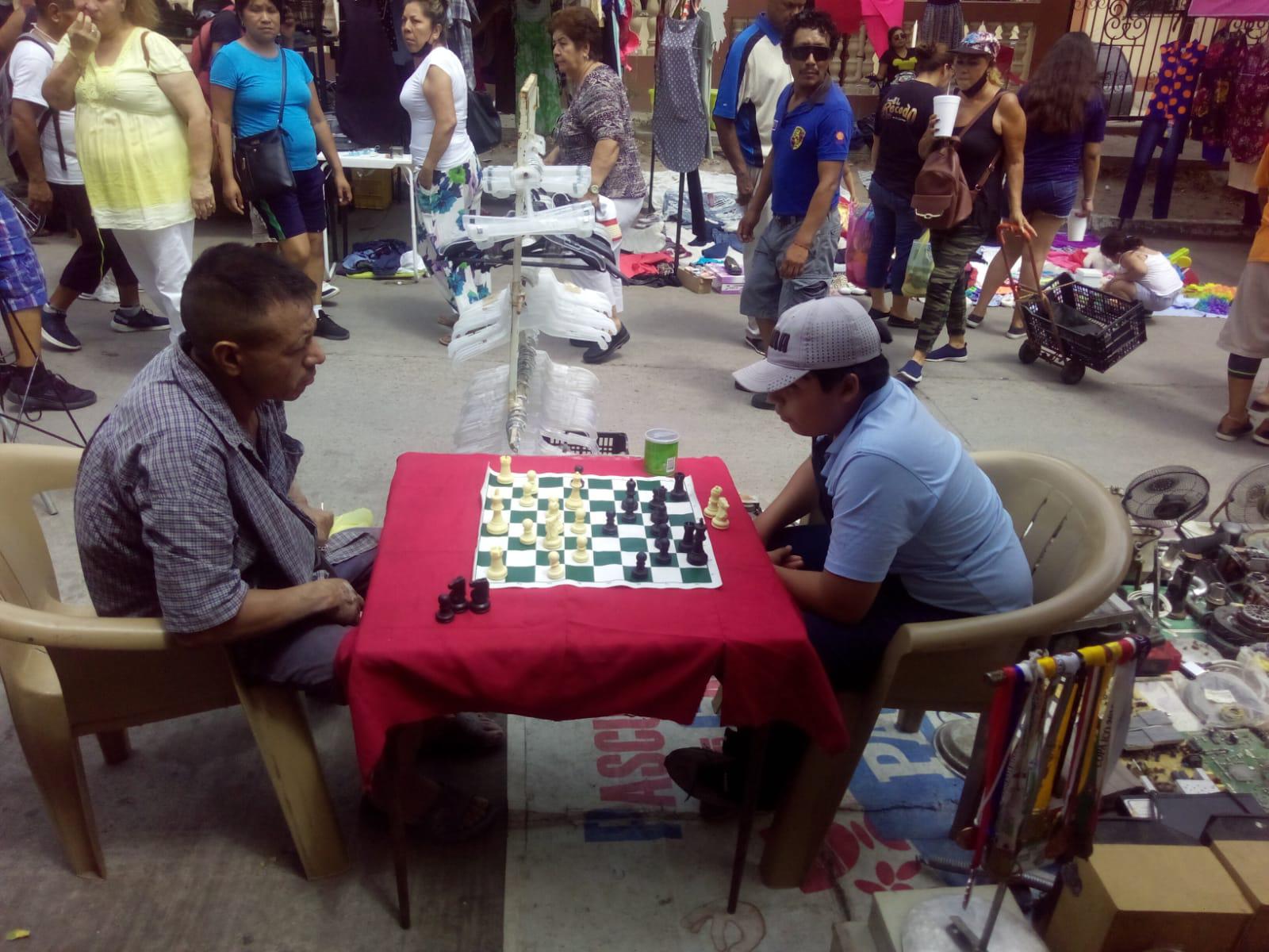 $!¿Le sabes al ajedrez? En Mazatlán, Luis te reta a ganarle una partida en el tianguis de la Juárez