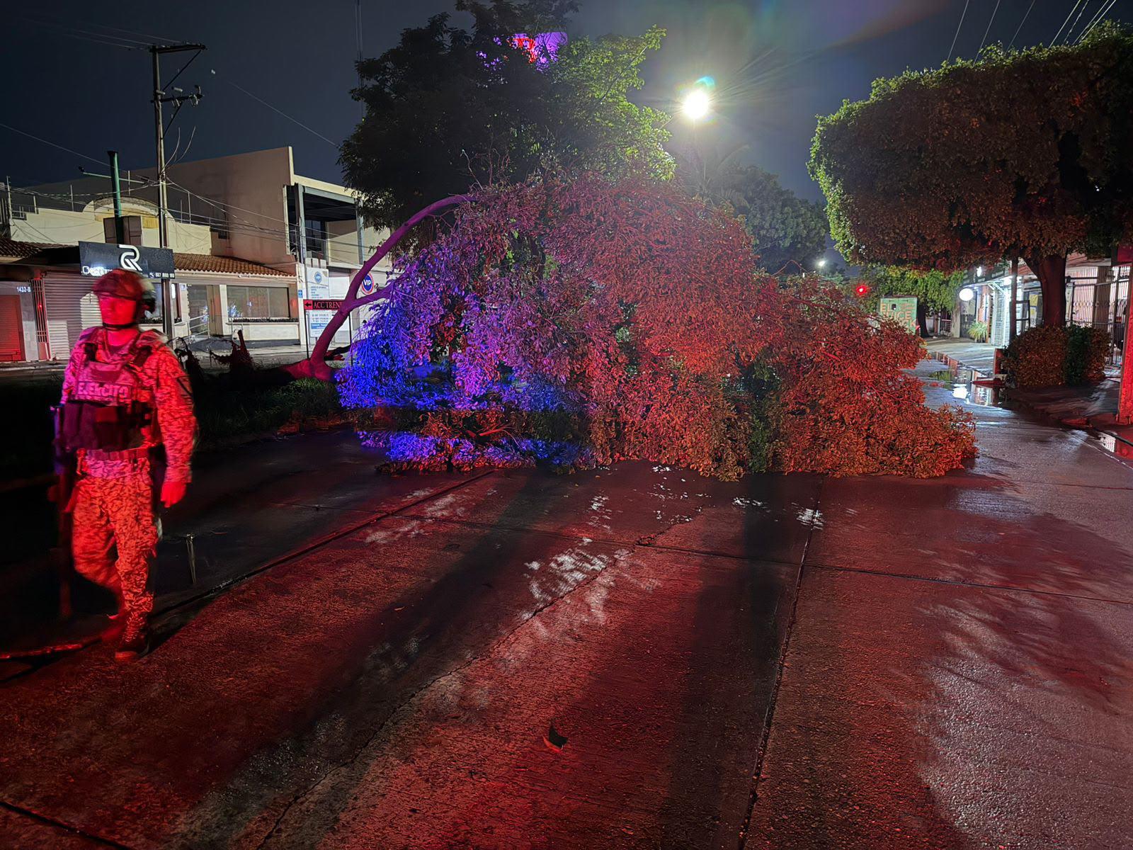 $!Lluvias dejan vehículos varados, árboles caídos y cauces al límite en Culiacán