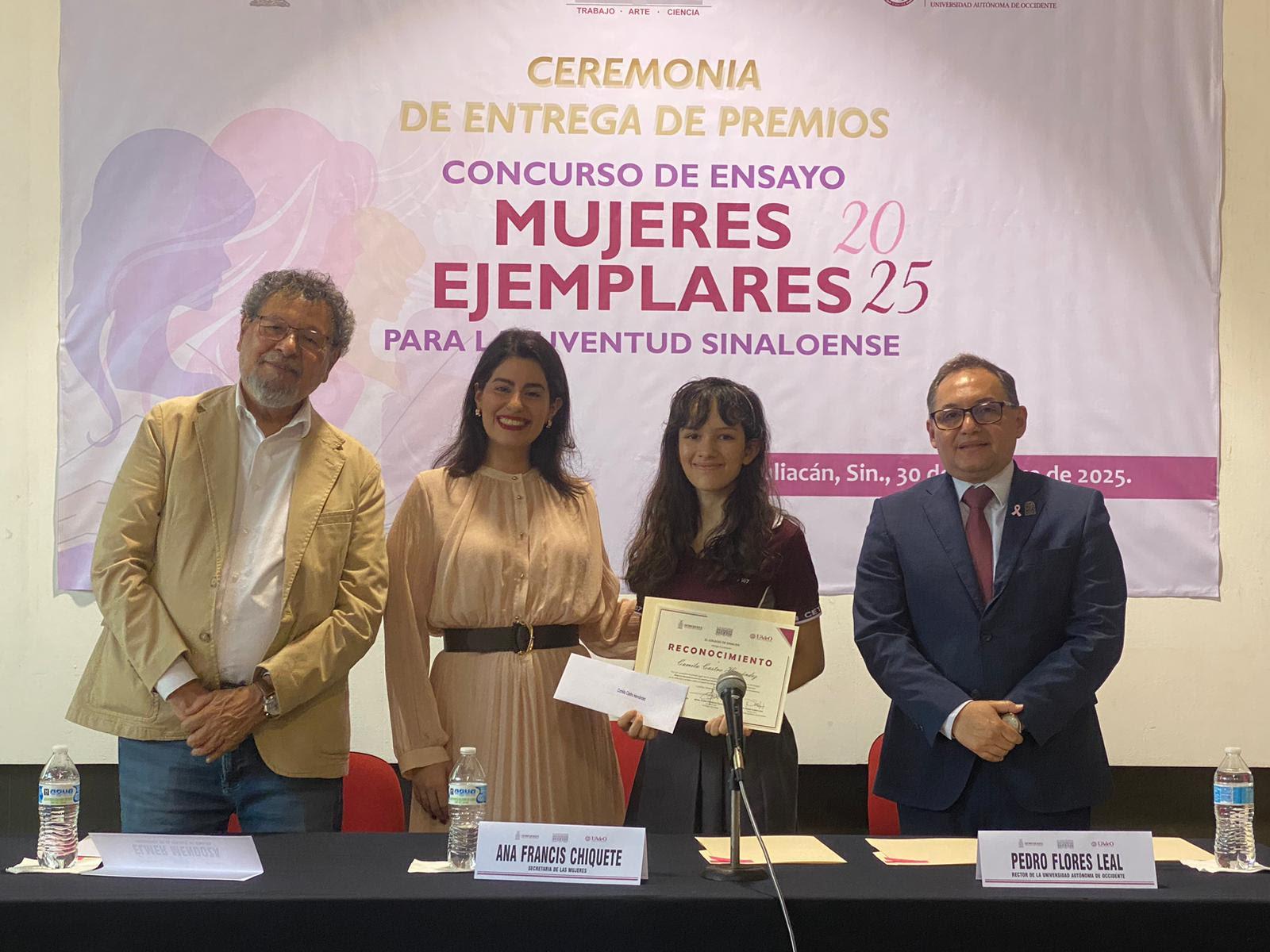$!Élmer Mendoza, Ana Chiquete y Pedro Flores presidieron la premiación.