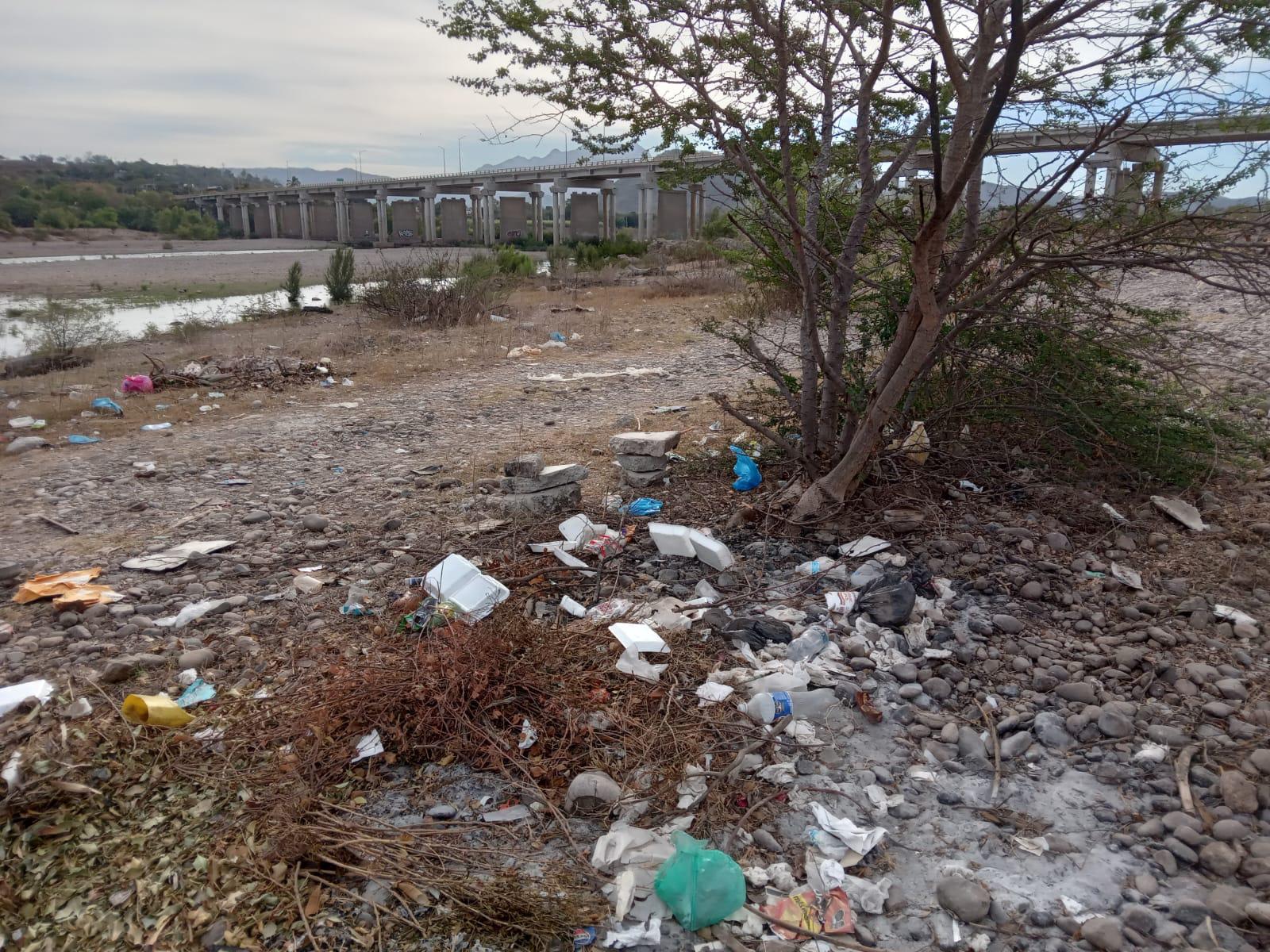 $!Proliferan tiraderos de basura y escombro en el margen del Río Baluarte