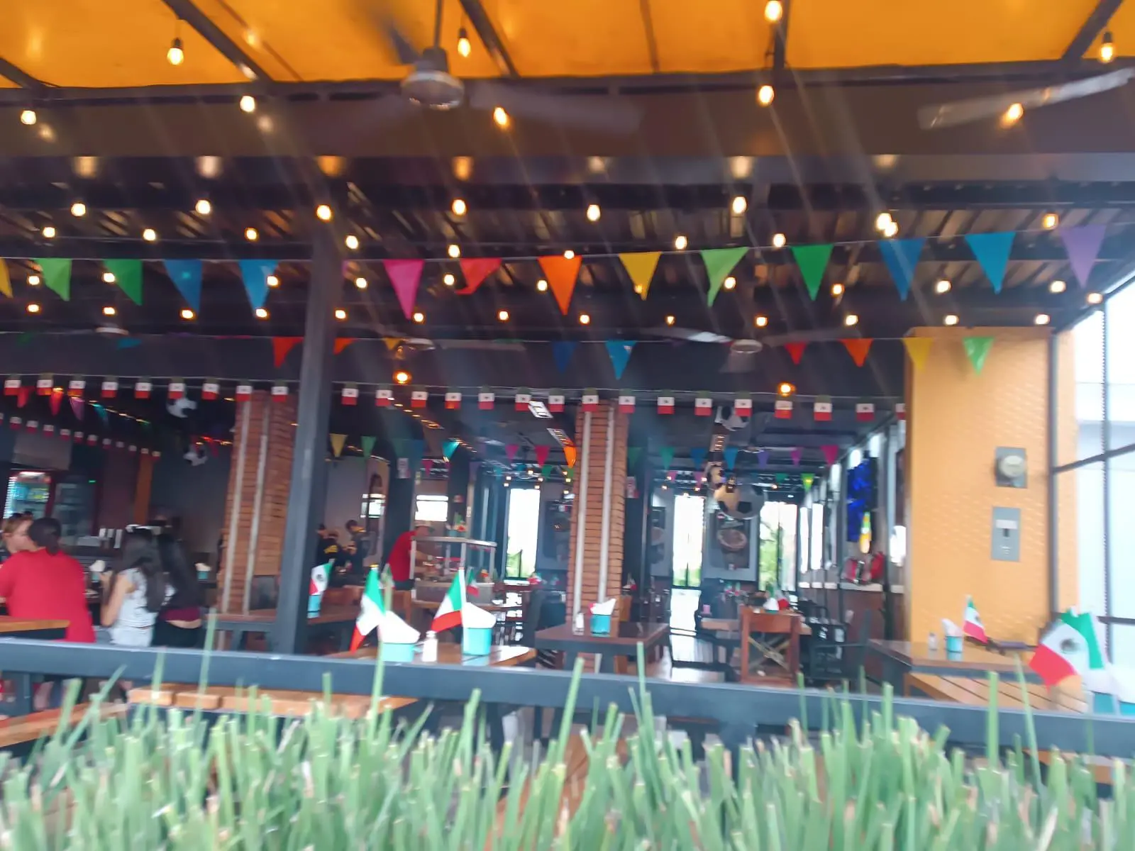 $!Aficionados siguen en restaurantes de la Rafael Buelna el segundo duelo de México