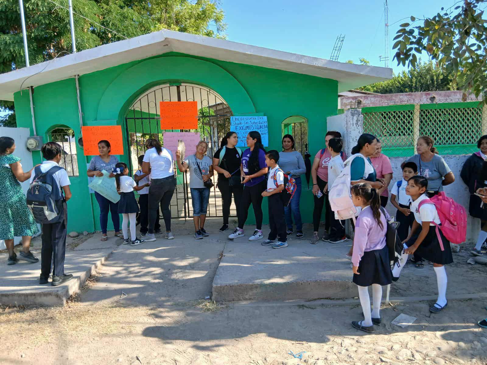 $!Exigen padres de familia que se enciendan aires acondicionados en primaria de Escuinapa