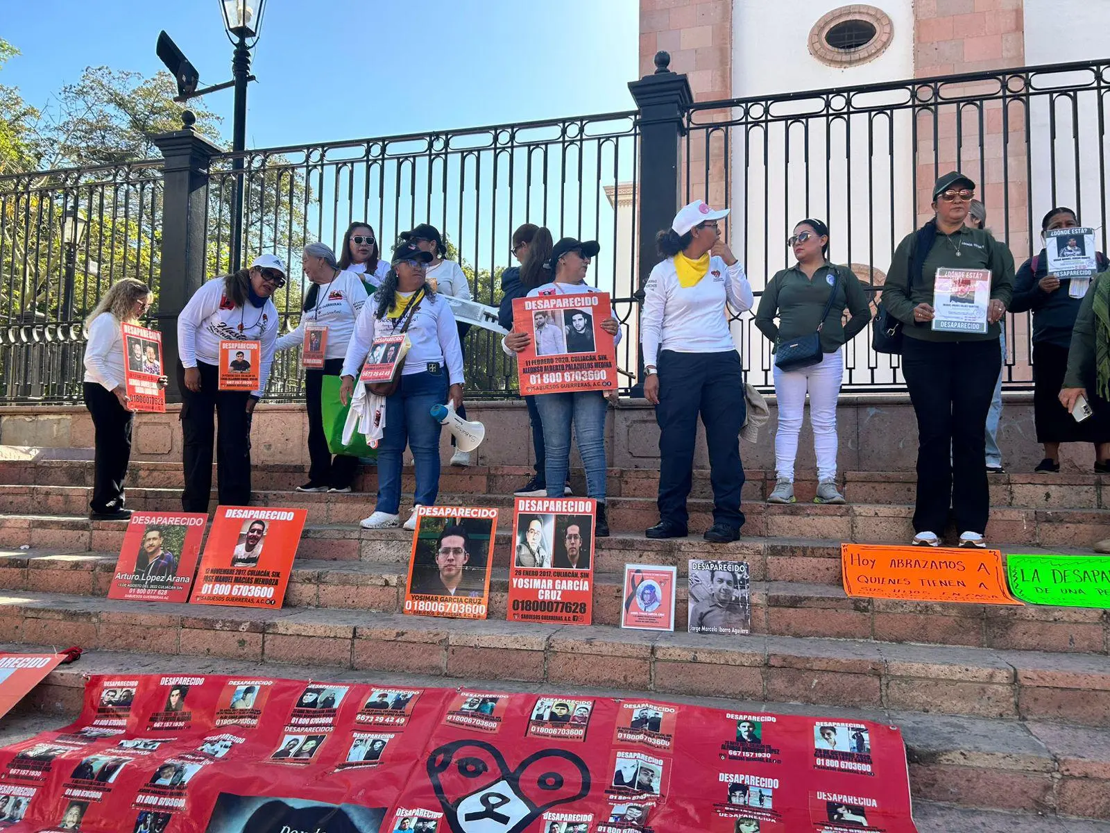 $!Marchan madres buscadoras a Fiscalía de Sinaloa previo al Día de las Madres