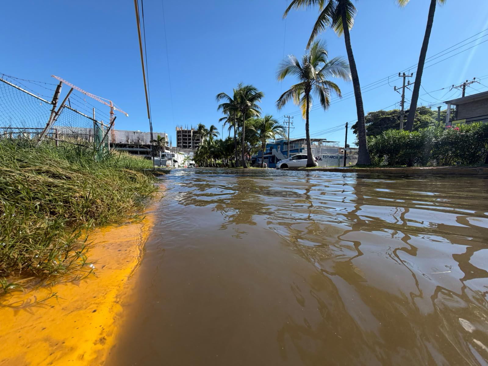 $!Desborde de Laguna del Camarón inunda vialidades y oculta riesgos en Mazatlán