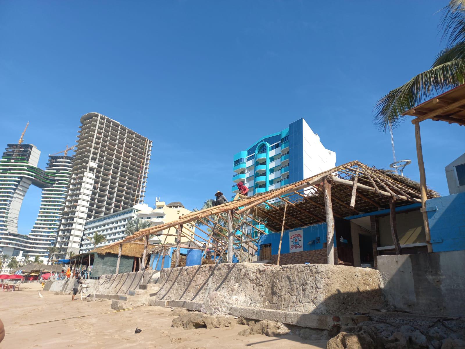 $!Pese a la clausura de una palapa en Mazatlán, albañiles continúan trabajando en el lugar