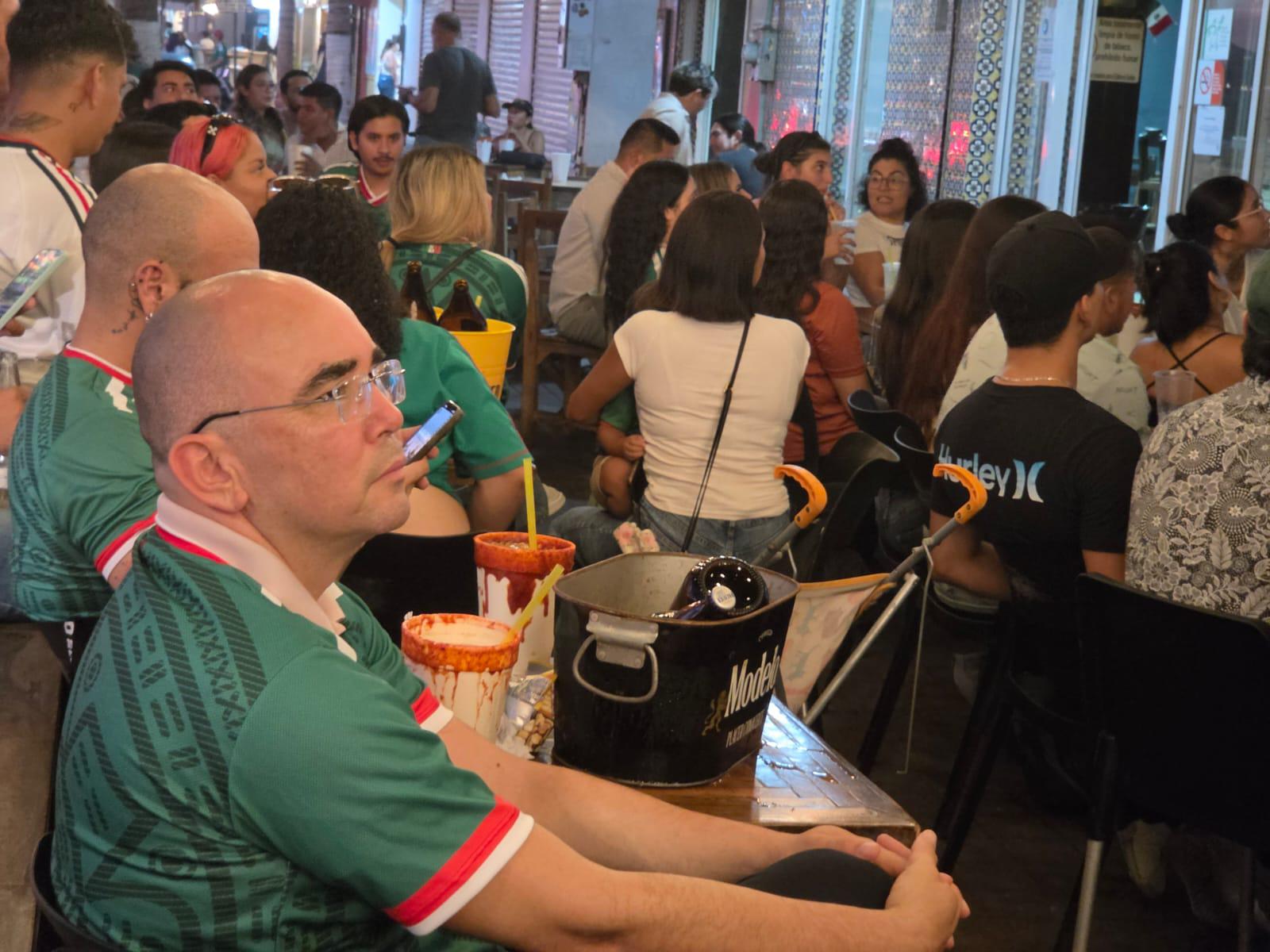 $!Presencian ya comensales y aficionados partido entre México contra Ecuador en restaurantes del Centro Histórico