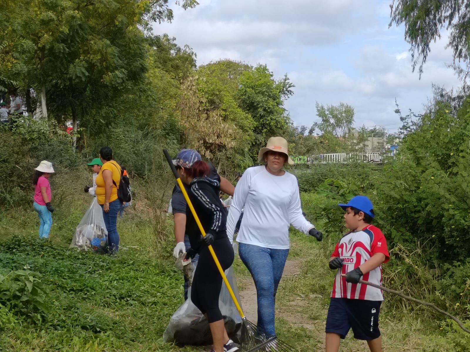 $!Realizan brigada de limpieza y conservación en el arroyo Juana Gómez de Escuinapa