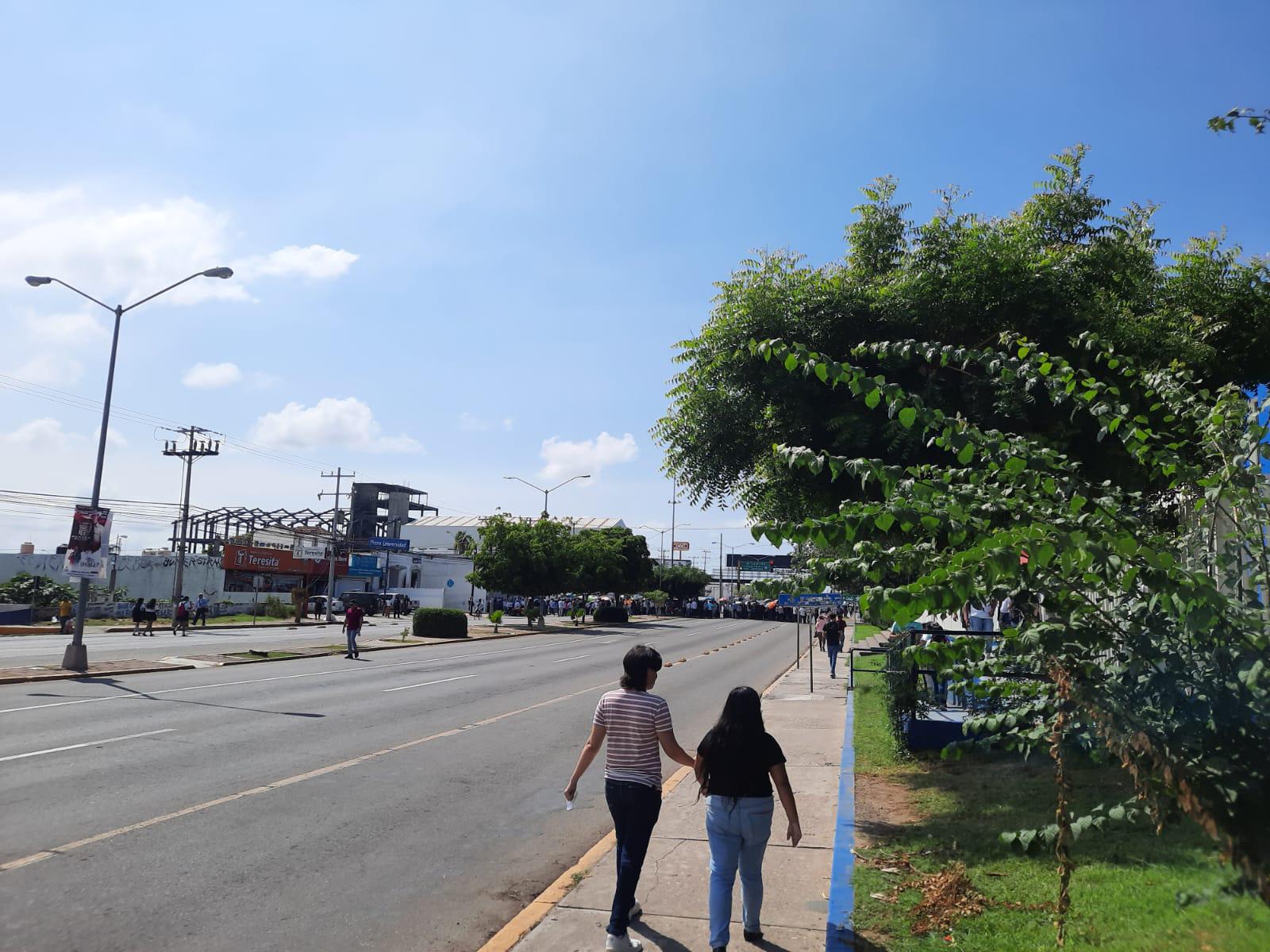 $!Protesta de la UAS en Mazatlán genera caos vial en la Ejército Mexicano