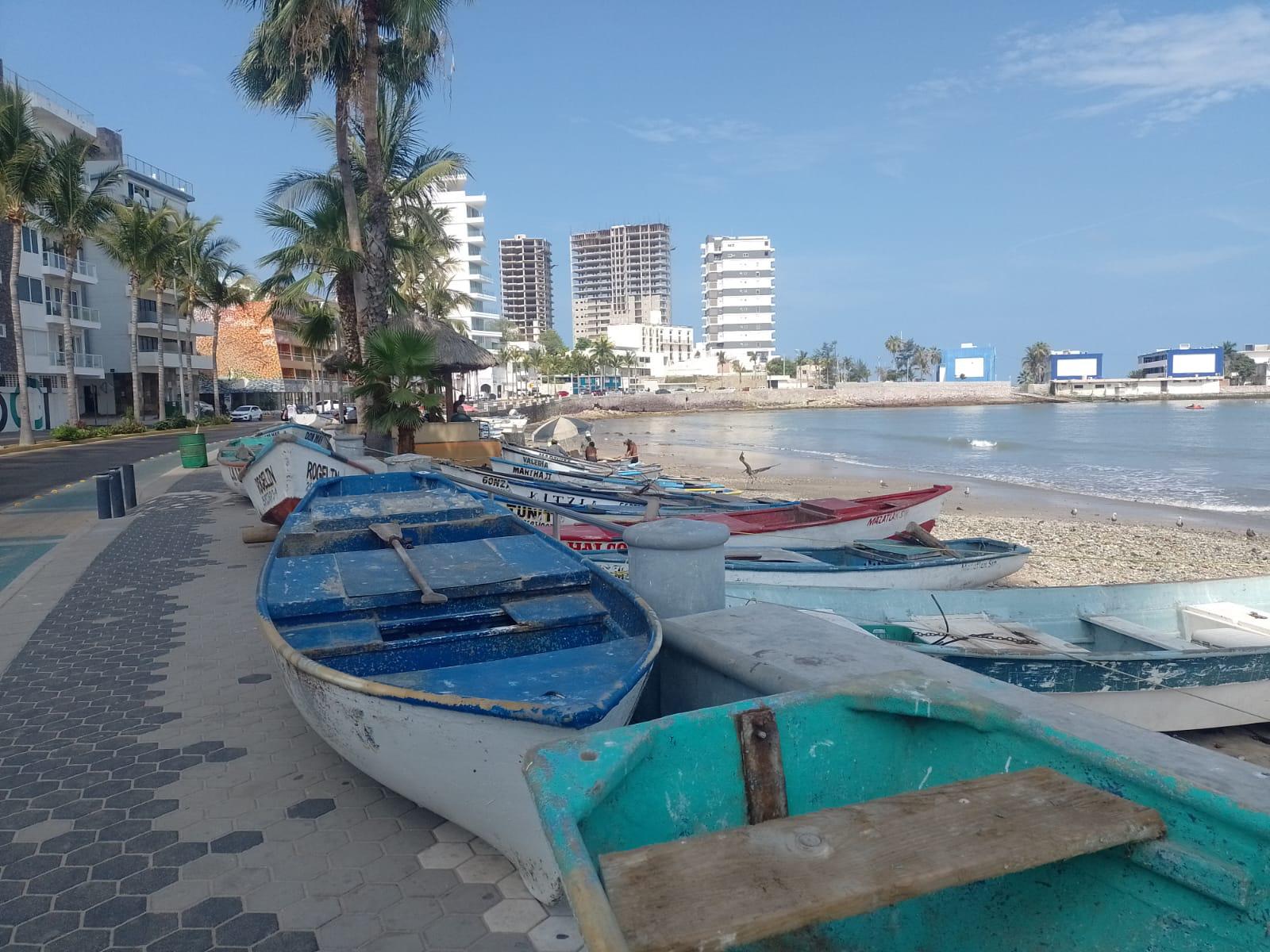 $!Marejadas en Mazatlán dañan pangas e ingresos de familias