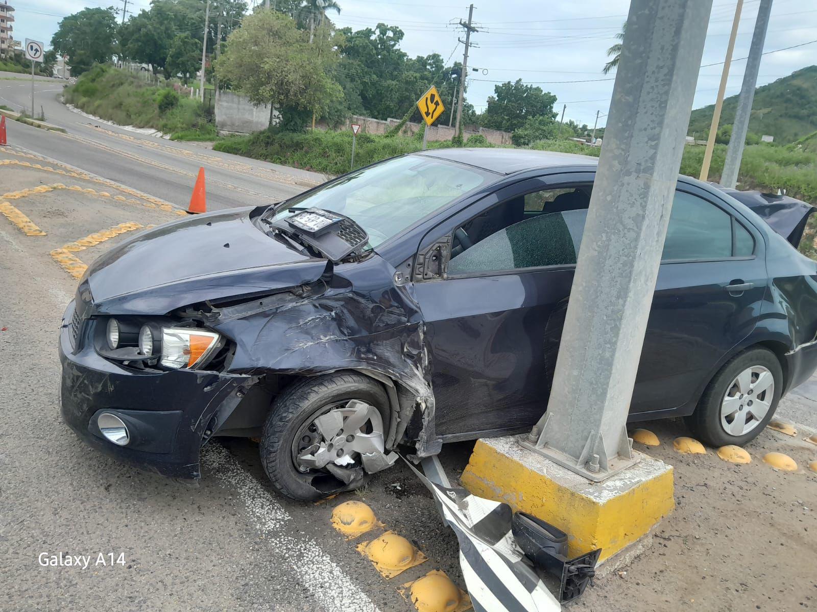 $!Chocan tráiler y vehículo en el Puente Río Baluarte