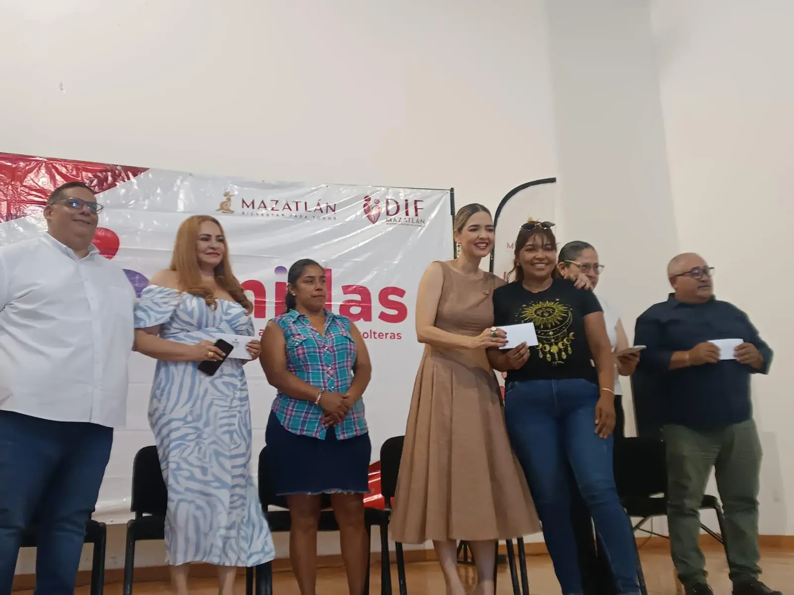 $!Con el programa ‘Unidas’, el Gobierno de Mazatlán entrega apoyos a madres solteras