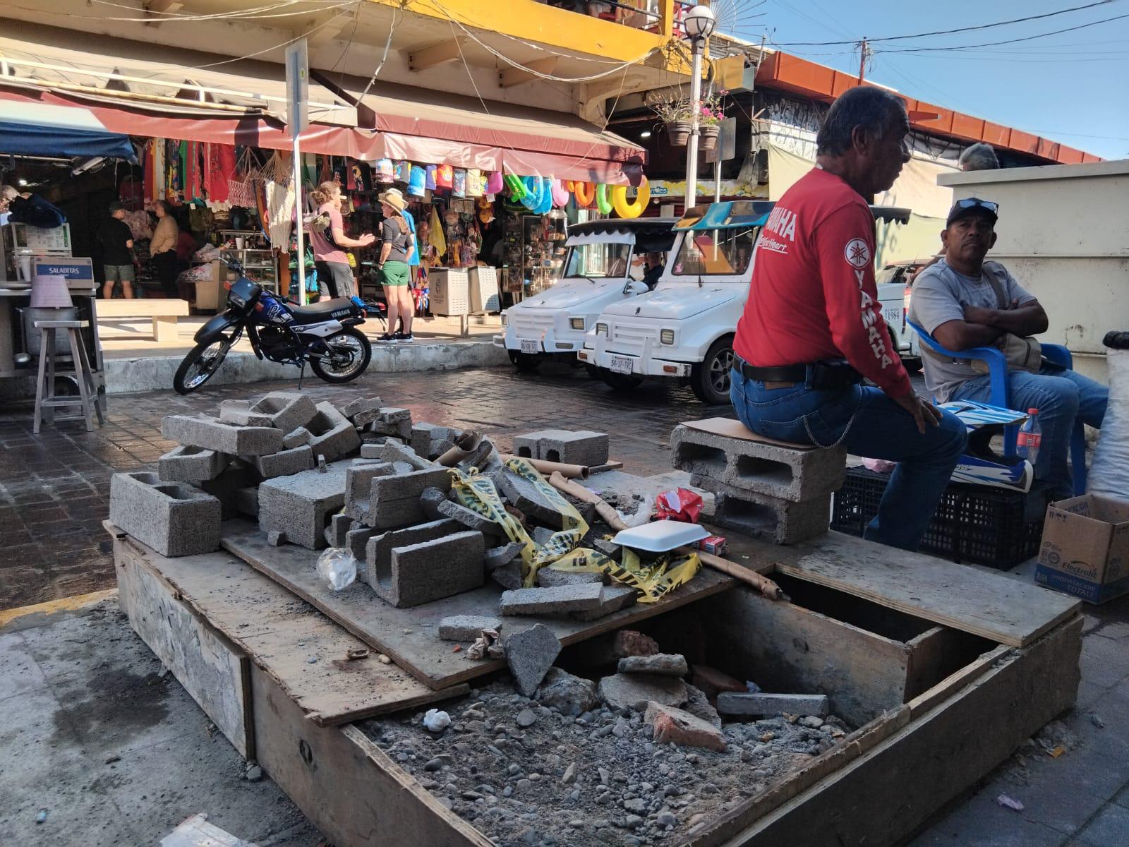 $!Construyen barda en banqueta frente al mercado Pino Suárez, en el Centro de Mazatlán
