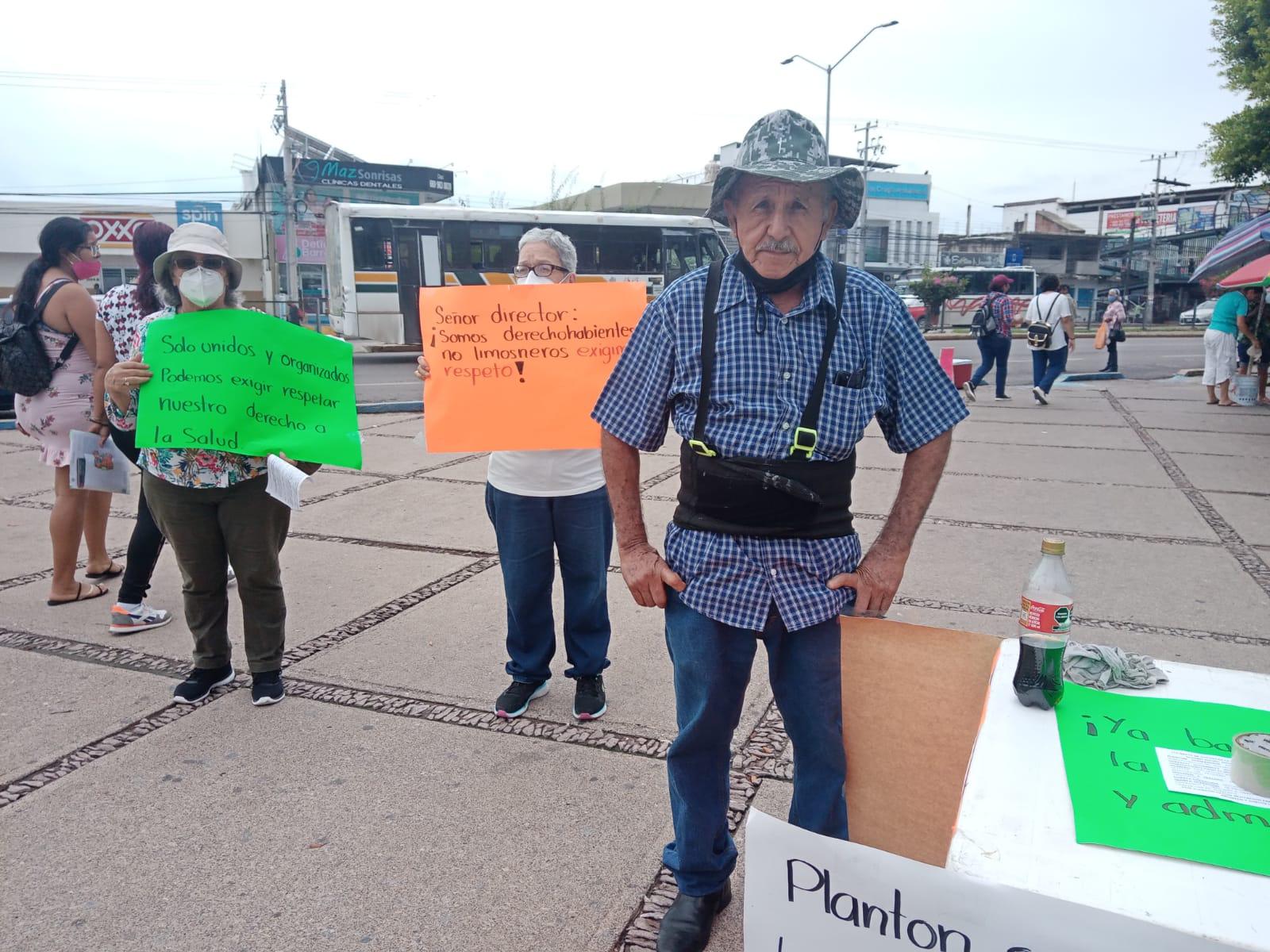 $!Se plantan en el IMSS de Mazatlán adultos mayores; exigen atención médica para pacientes con cáncer