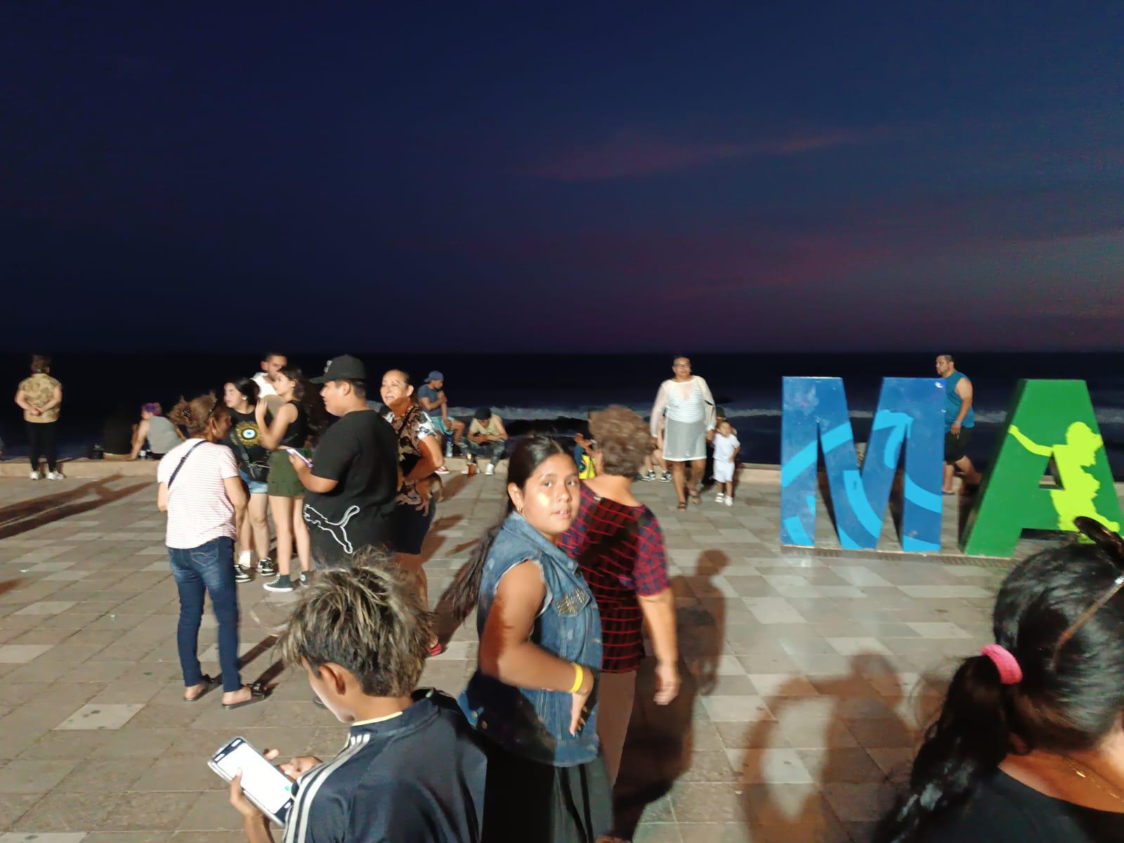 $!Usuarios de scooters mantienen cumplimiento de normas en el malecón de Mazatlán