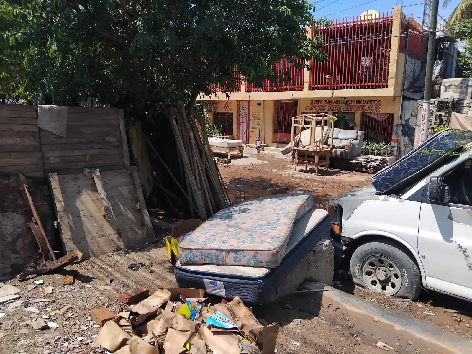 $!Tras las lluvias, vecinos sacan agua de casa inundada y ponen colchones al sol en Urías, en Mazatlán