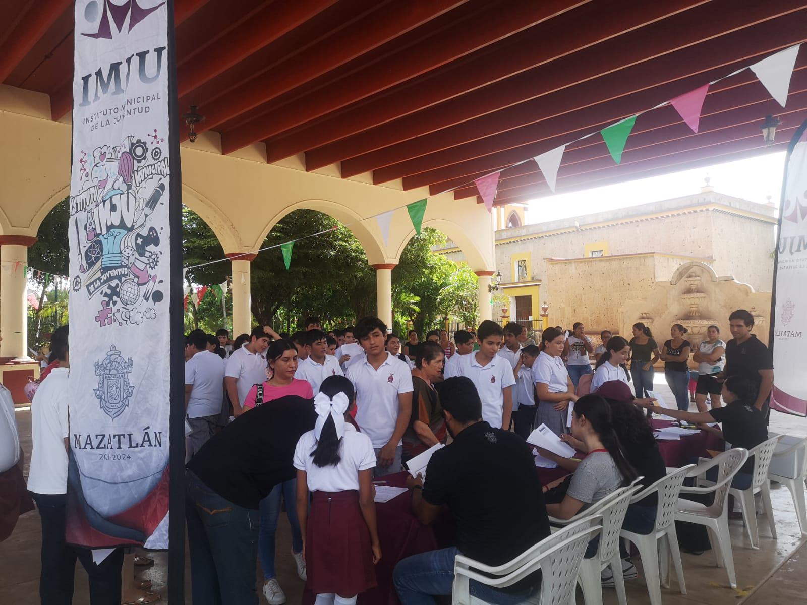 $!Entregan becas a estudiantes de los poblados de El Quelite y Mármol