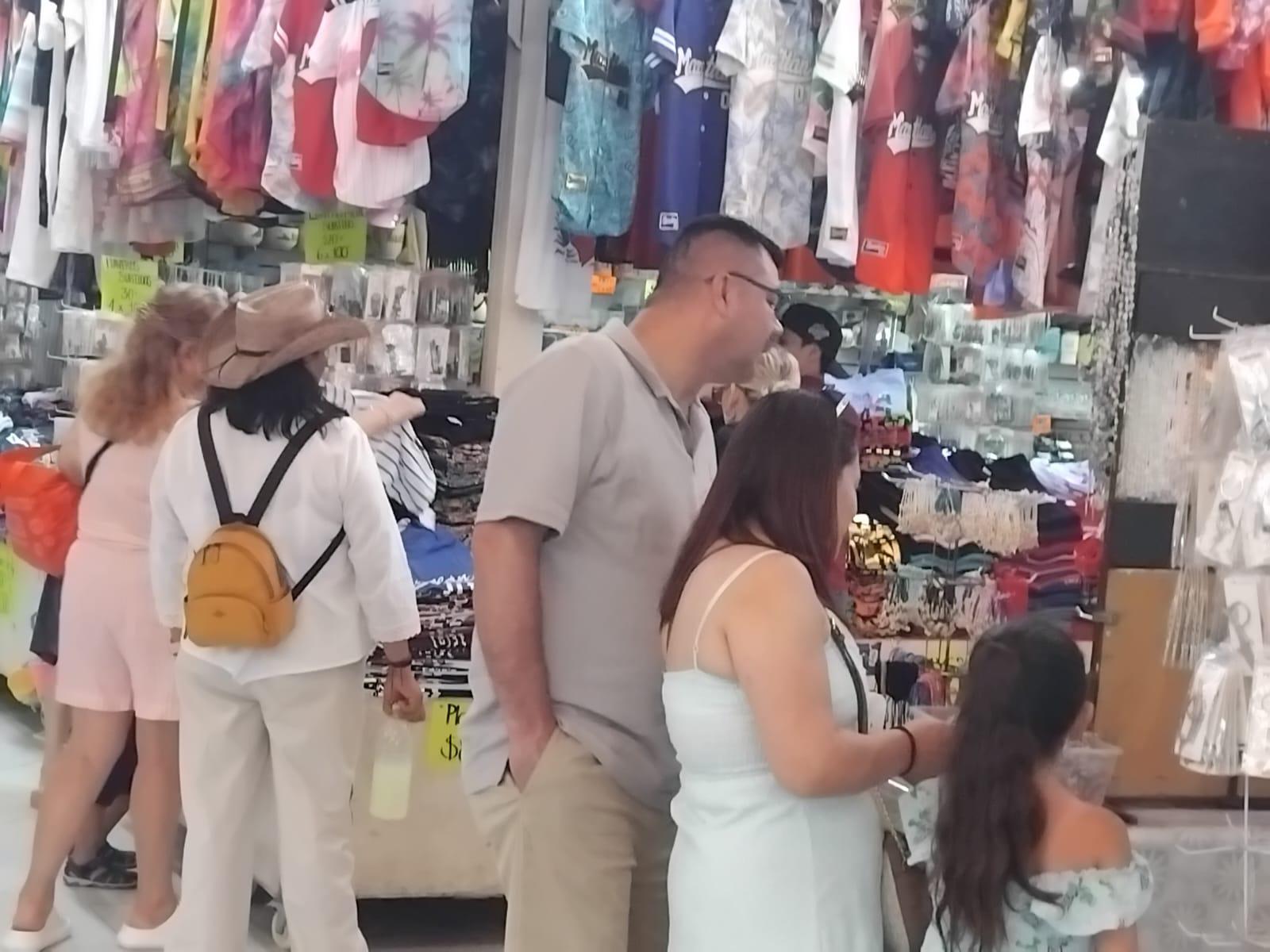 $!Disfrutan centenares de personas de playas y atractivos de Mazatlán en este fin de semana largo