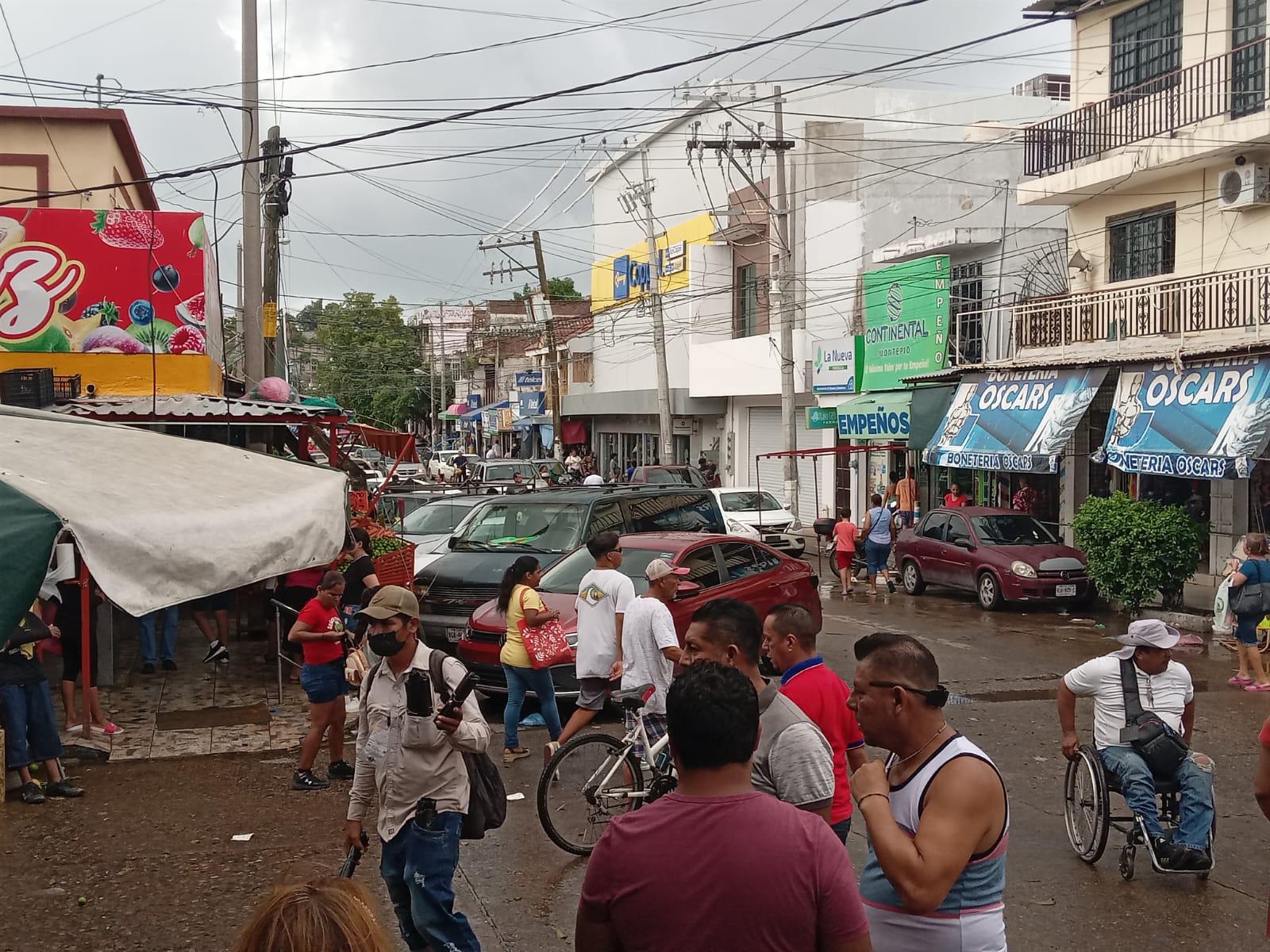 $!Lluvias toman por sorpresa a decenas en el mercado de la Juárez