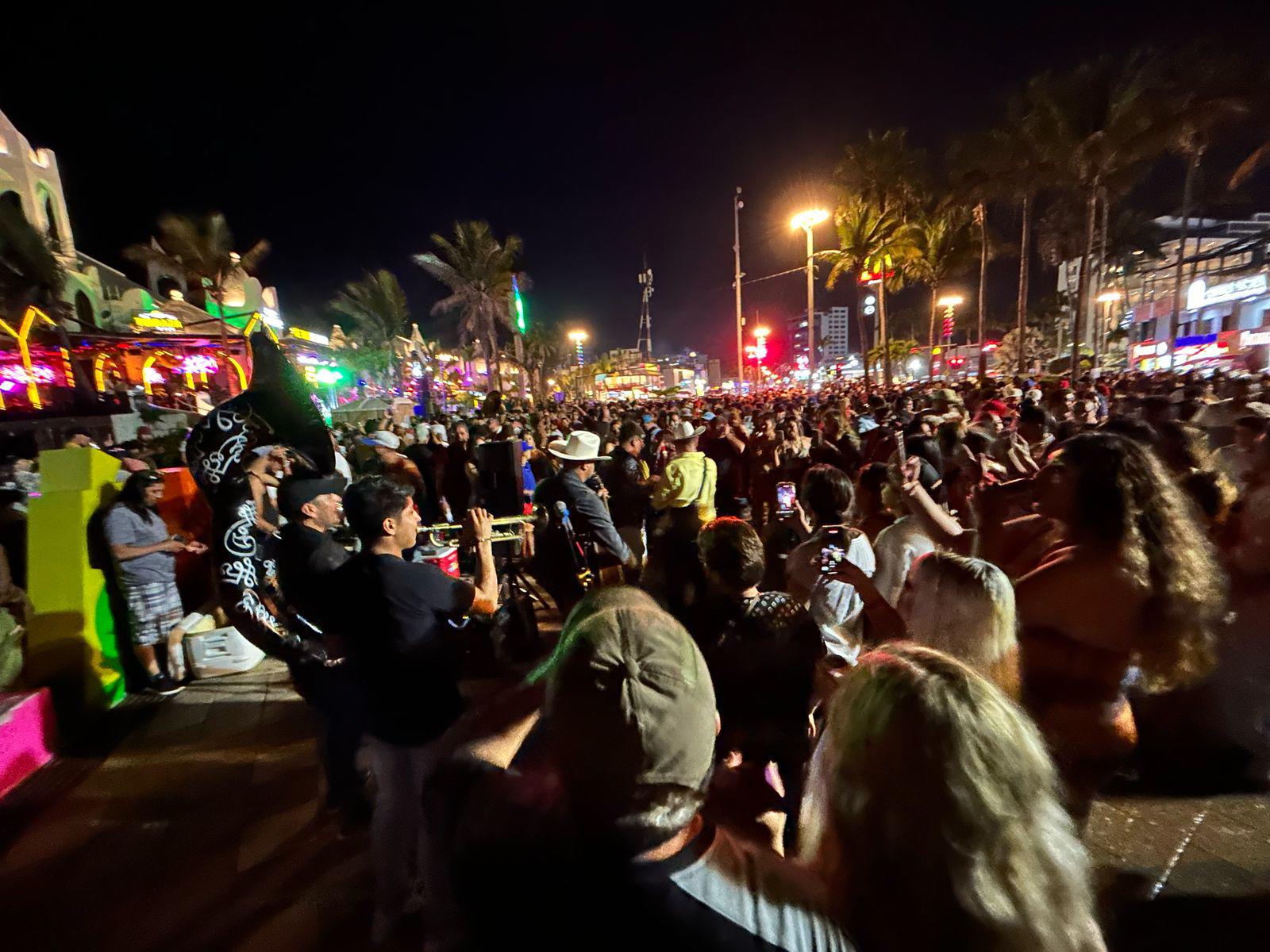 $!Se convierte malecón de Mazatlán en pista de baile este sábado de Semana Santa