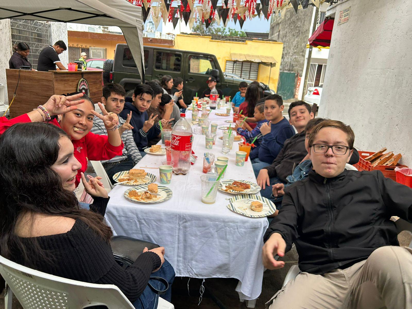 $!Entre risas, convivencia y buenos deseos, Sergio celebró un año más de vida.