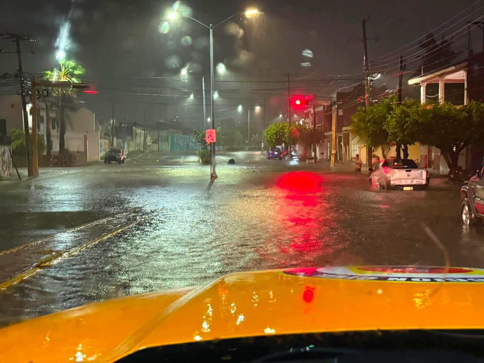$!Rescatan y auxilian a familias tras fuertes lluvias en Mazatlán