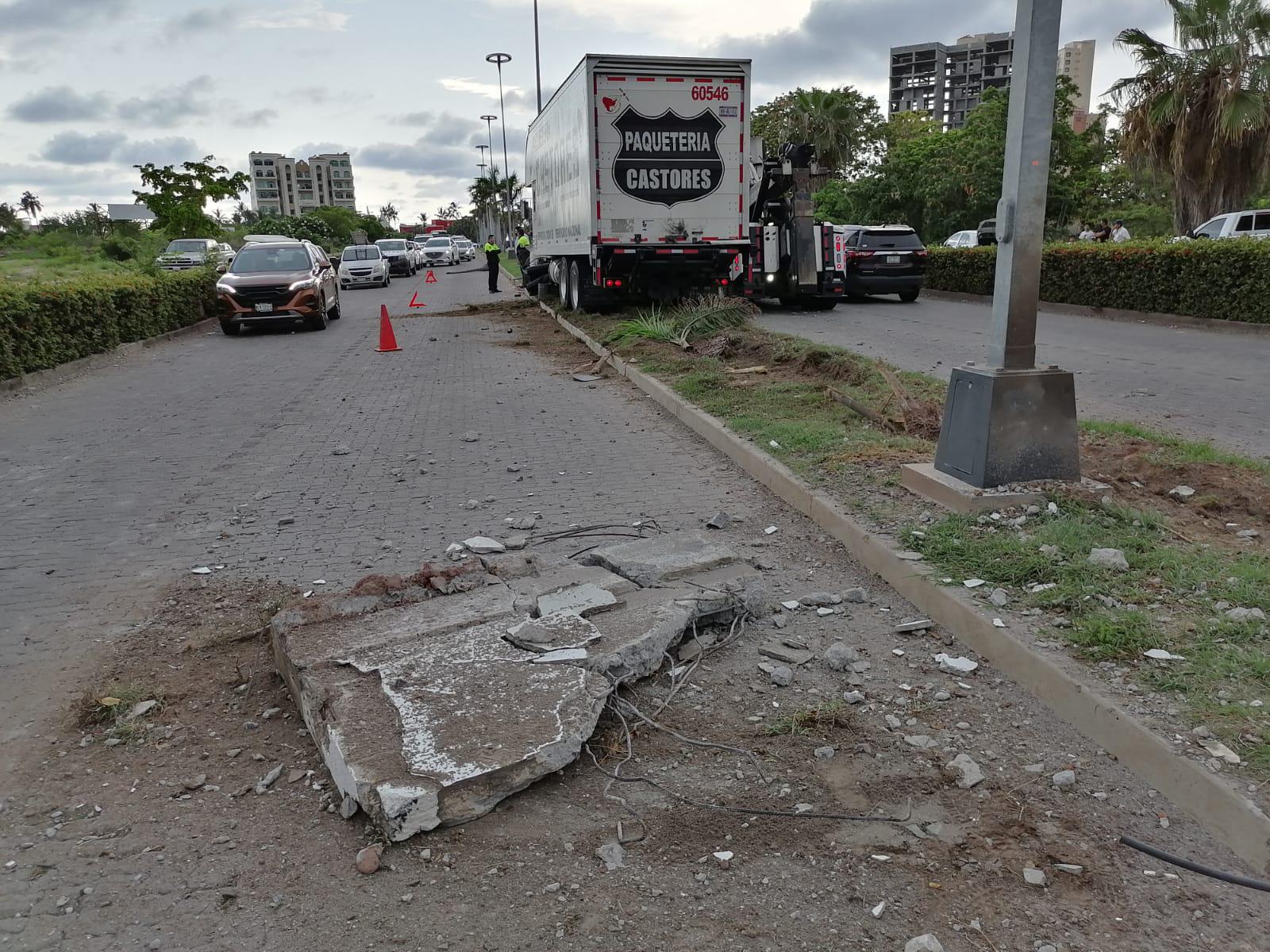 $!Choca camión y provoca caos vial sobre la Avenida Sábalo Cerritos, en Mazatlán