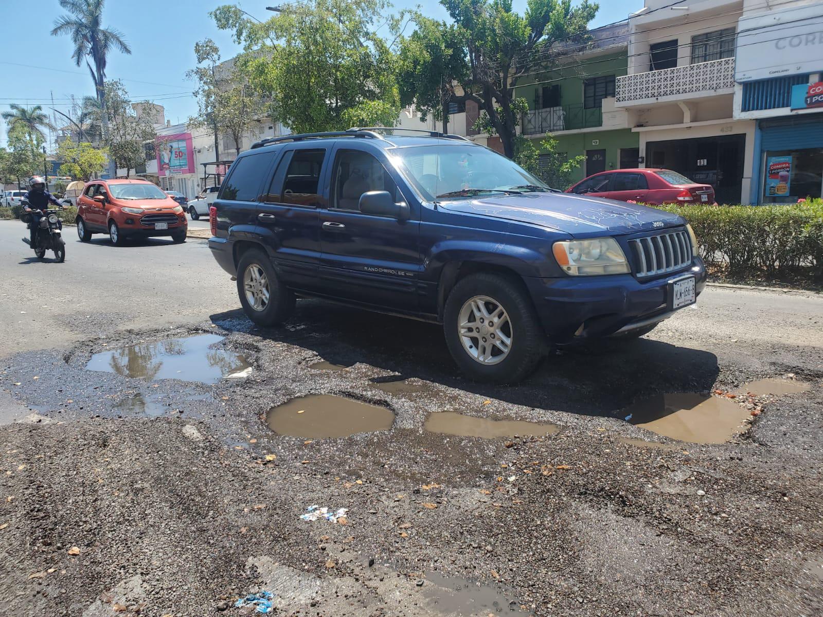 $!Gobierno de Mazatlán paga hasta $187 mil por lámpara, pero no arregla ‘cráteres’ en calles de Mazatlán