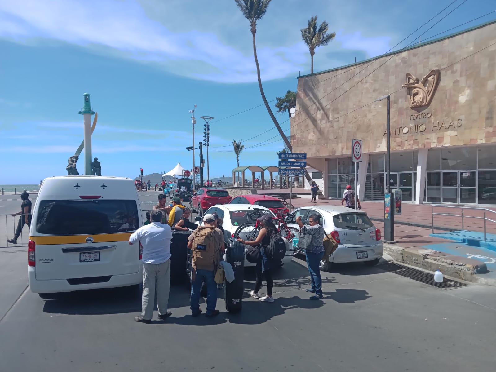 $!Genera fuerte congestionamiento vehicular el cierre de paseo costero por Triatlón