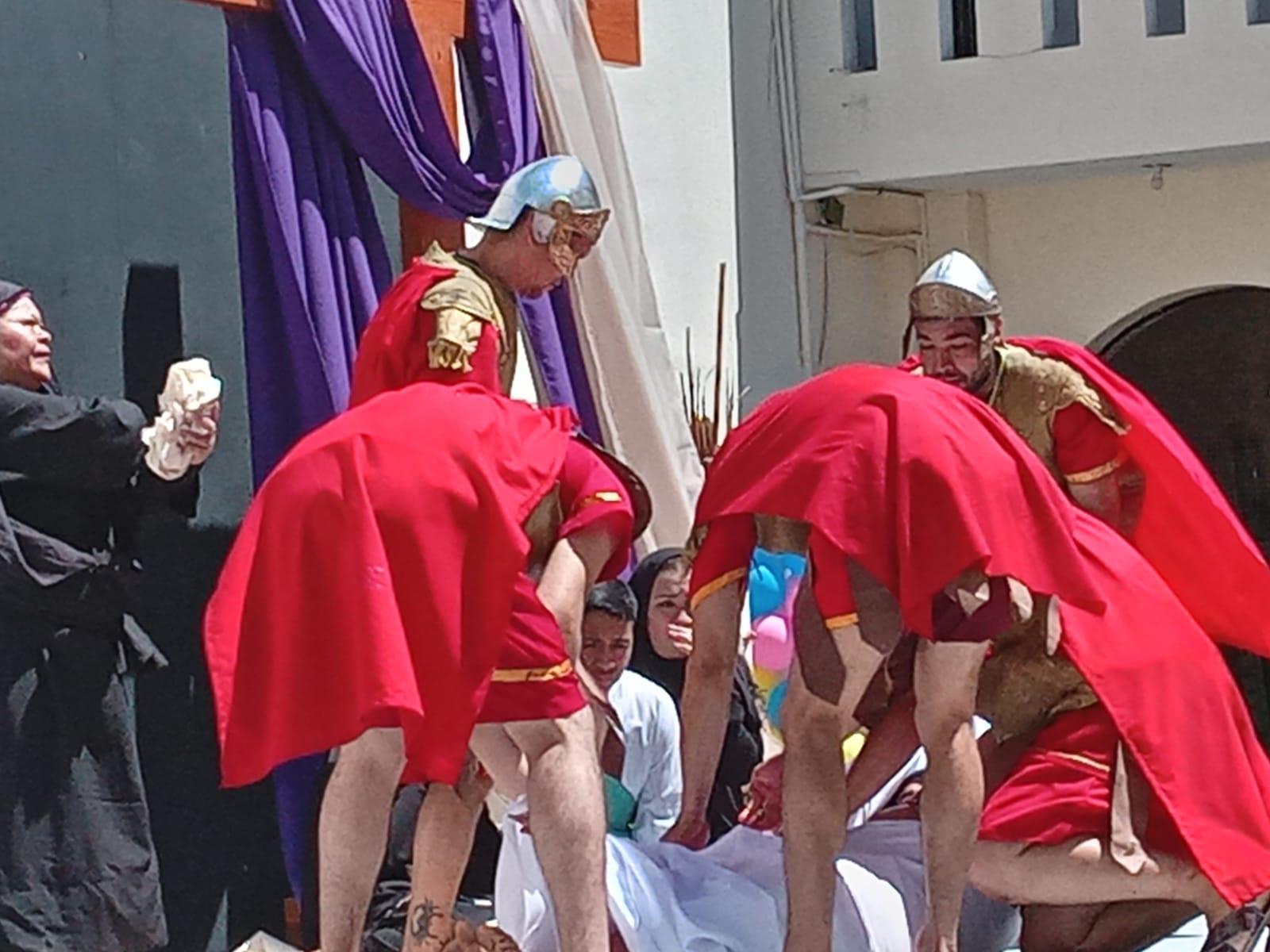 $!Mazatlecos y turistas atestiguan el Viacrucis Viviente en calles del Centro de puerto