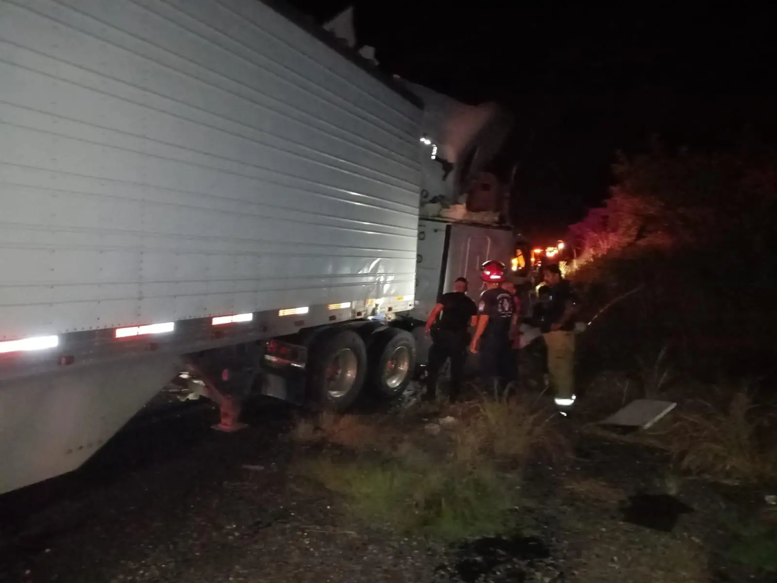 $!Cuatro muertos deja choque de autobús contra tráiler en la carretera libre Tepic-Mazatlán, a la altura de Rosamorada, Nayarit