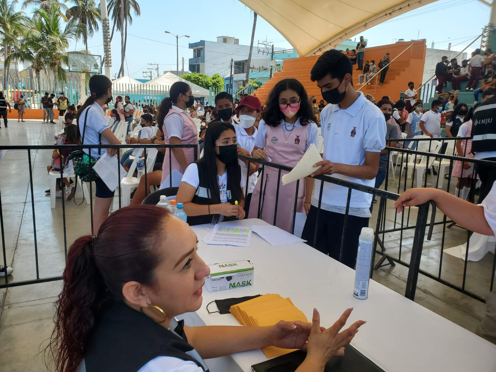 $!Mazatlán beneficia a mil 500 estudiantes con becas de $3 mil 200 y $4 mil 800, divididos en meses