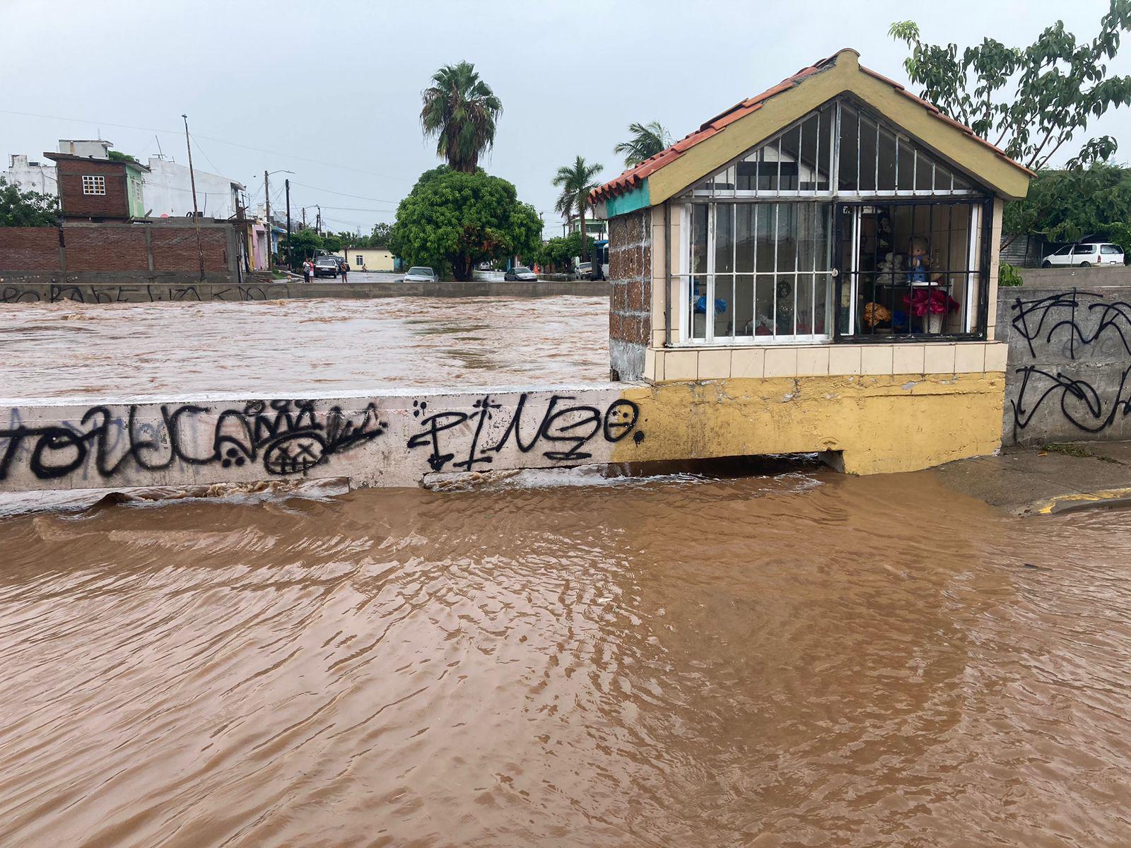 $!Se desborda el arroyo Jabalines en Mazatlán